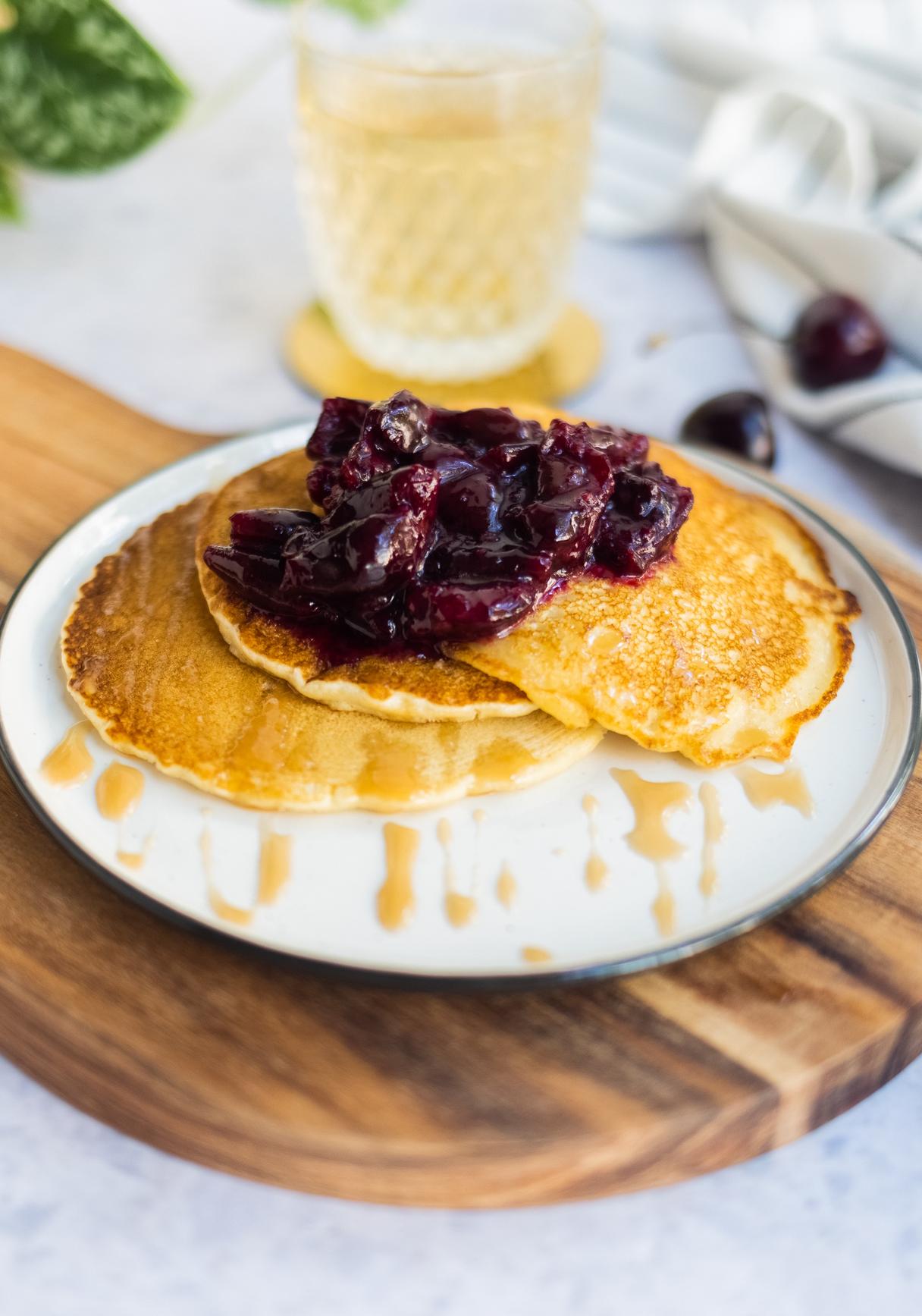 Vegane Buttermilch-Plinsen mit Kirsch-Kompott