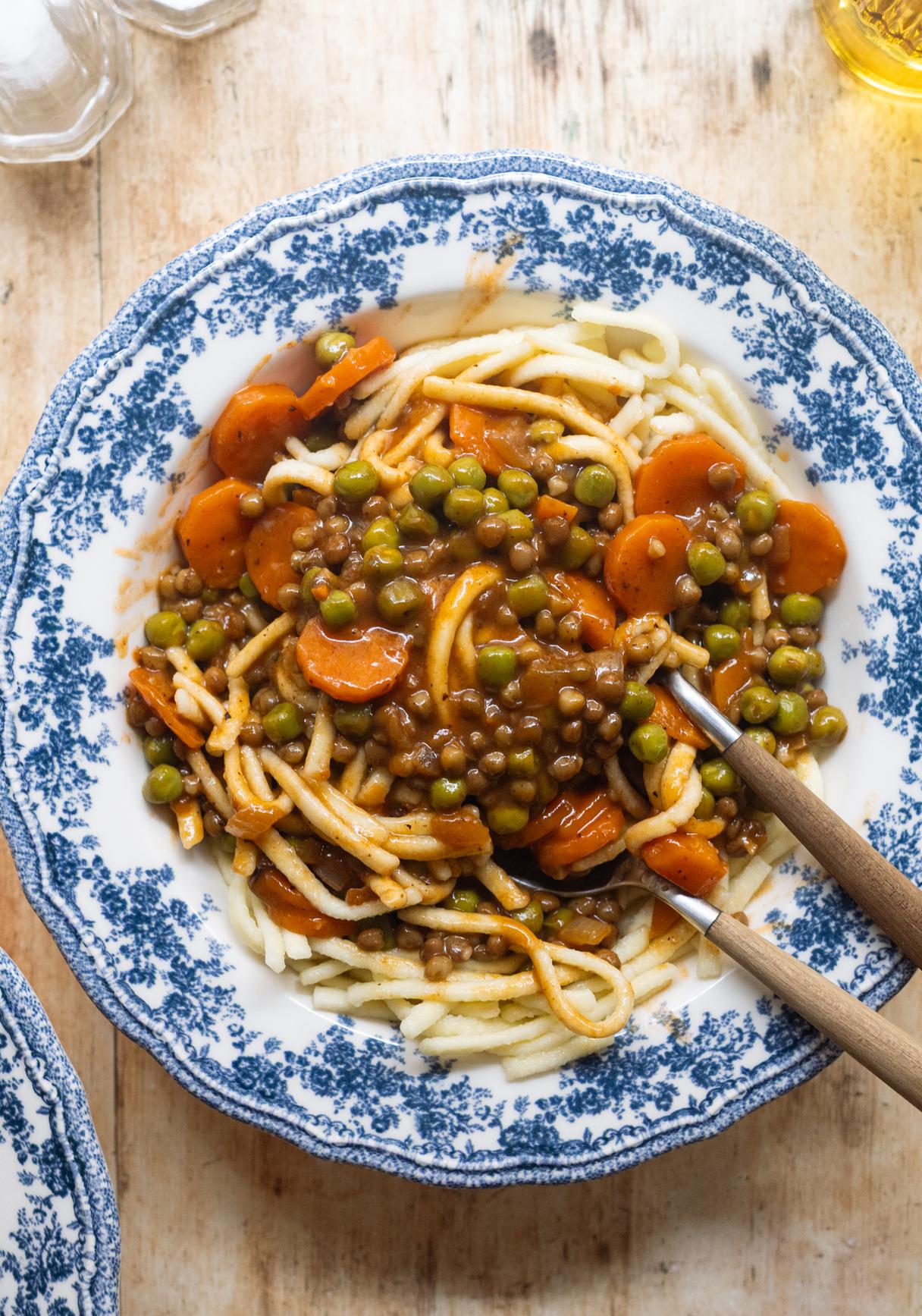 Schnelles Linsen-Gulasch mit Spätzle
