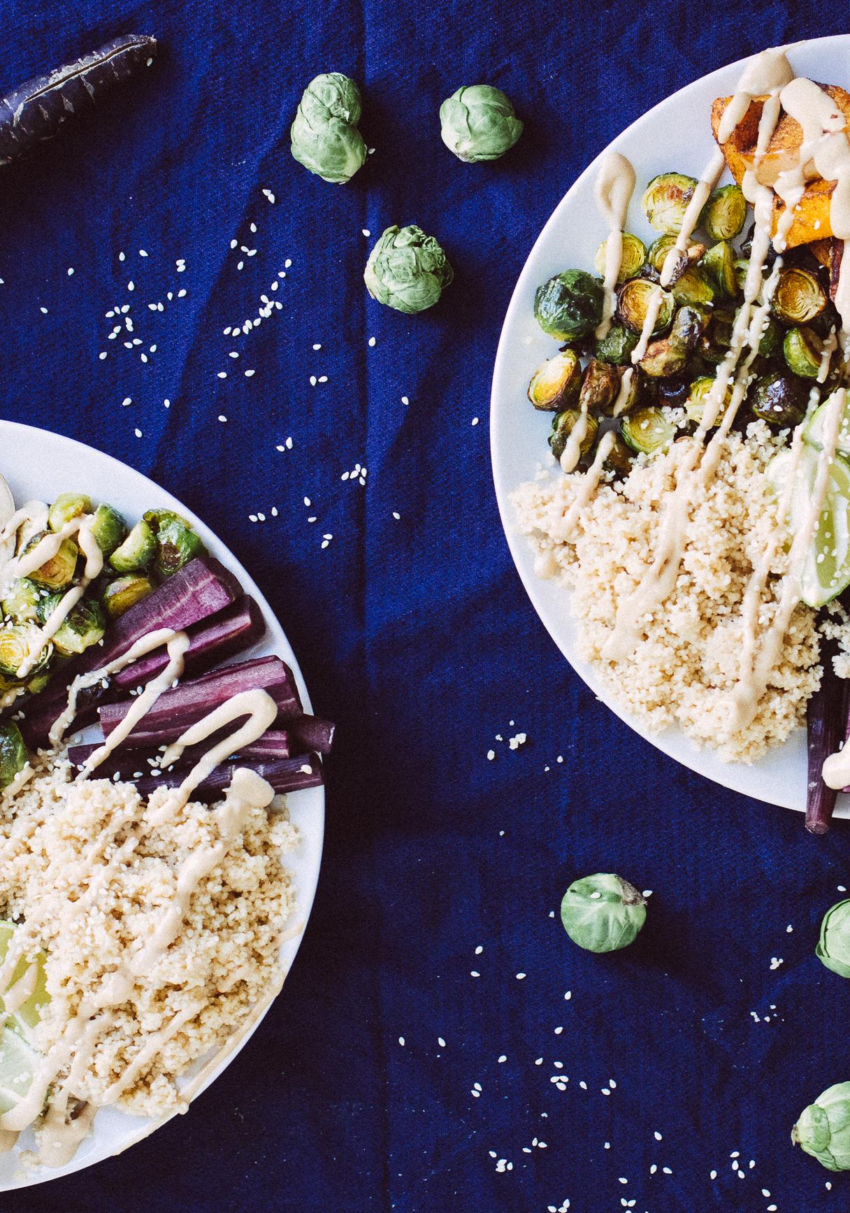 Vegane Couscous-Bowl mit Rosenkohl & Tahin-Dressing
