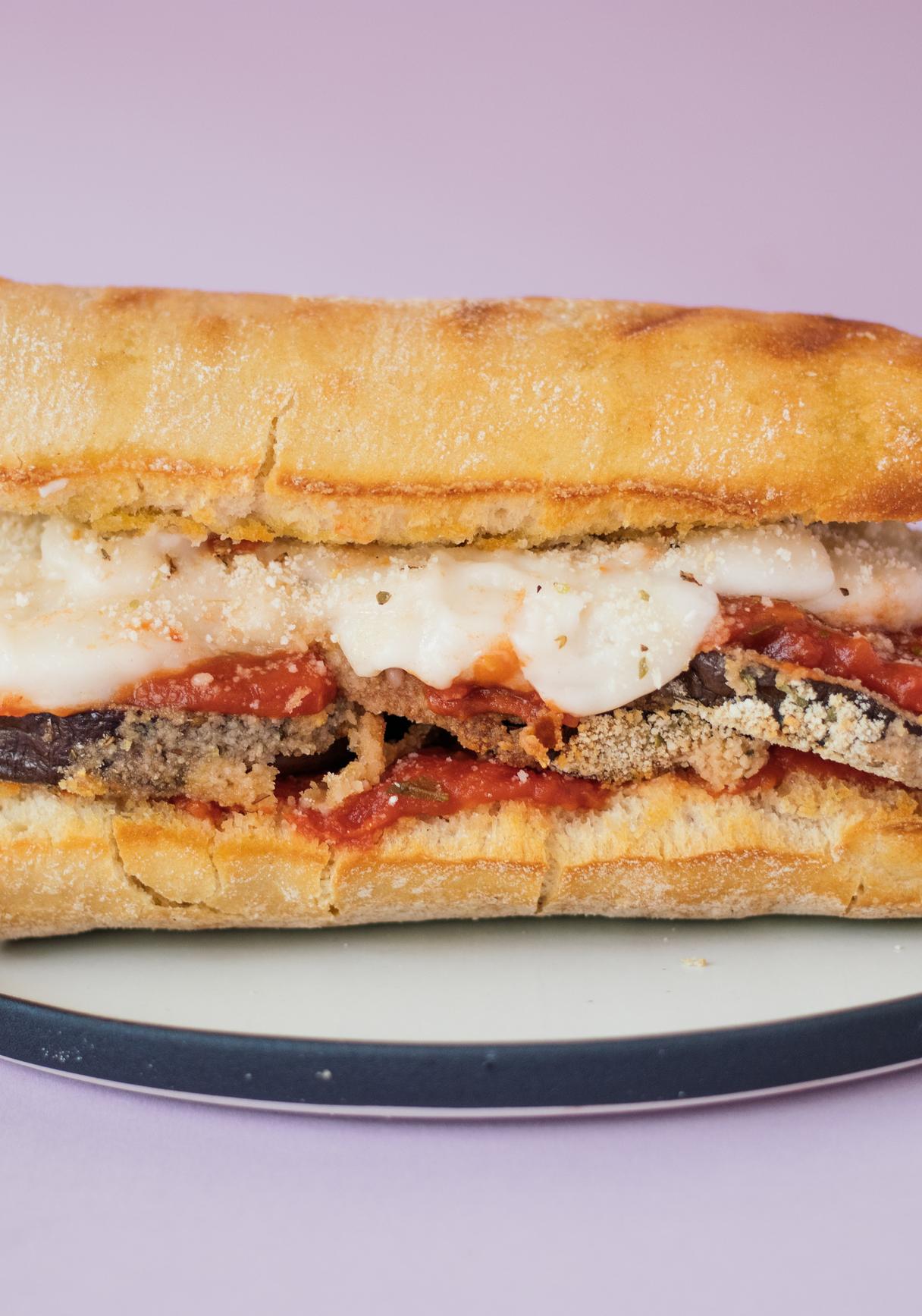 Veganes Eggplant Parm Sandwich