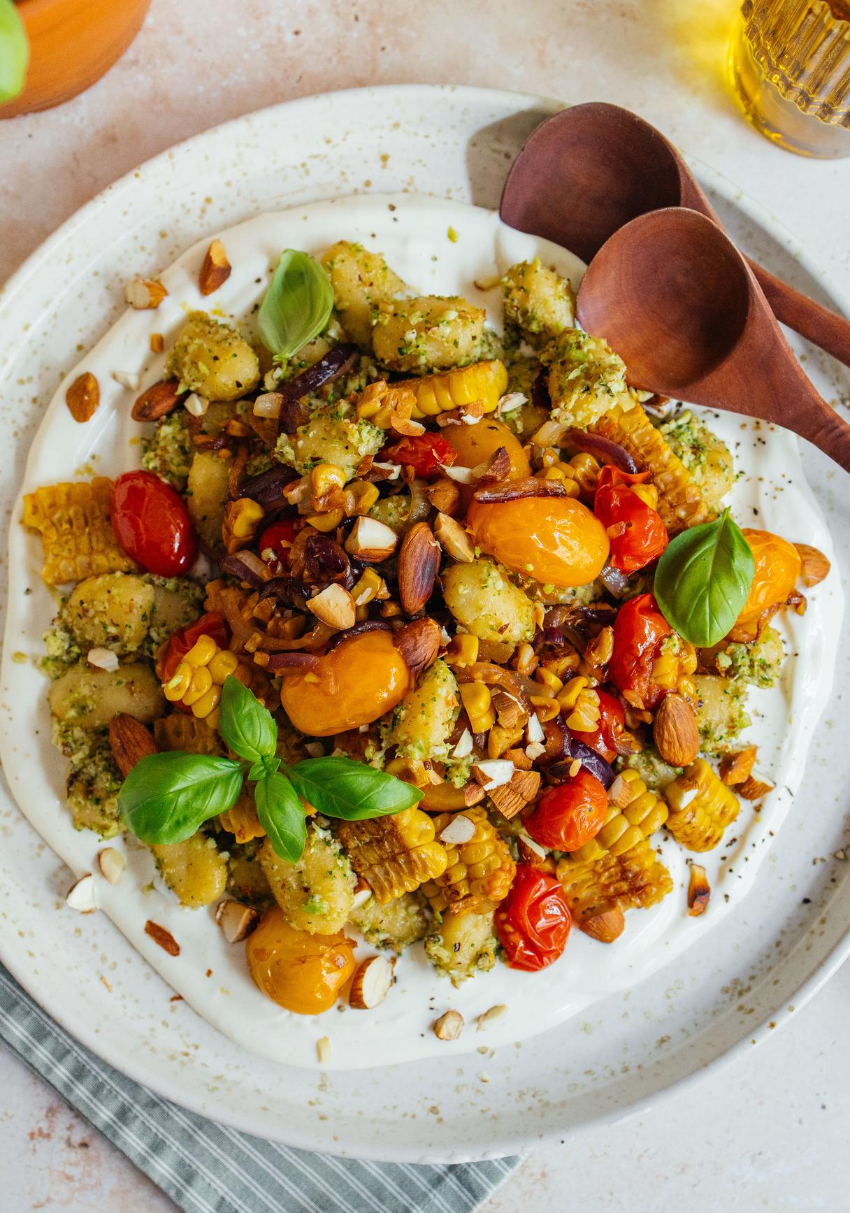 Veganer Gnocchisalat mit Brokkolipesto
