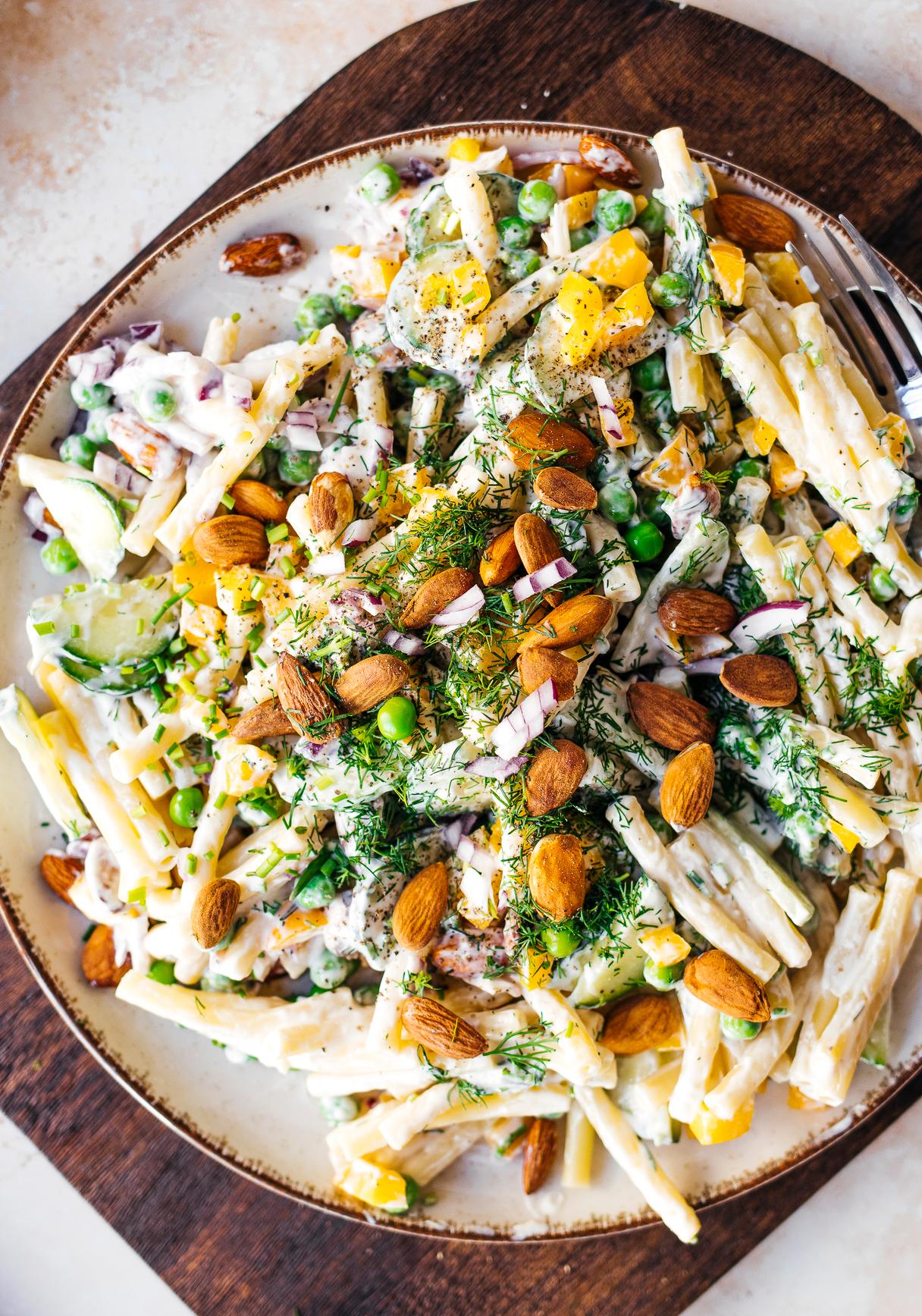 Veganer Makkaronisalat mit Mandeldressing