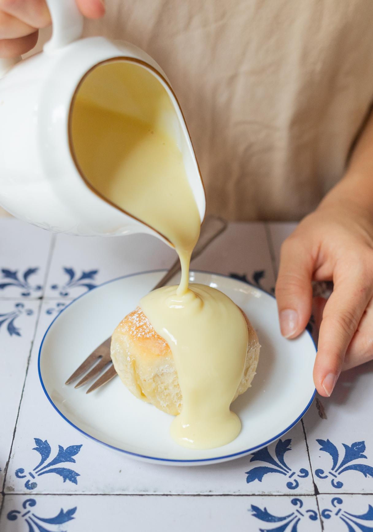 Vegane Buchteln mit Vanillesoße