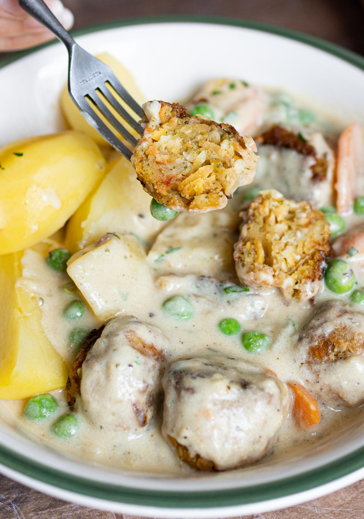 Vegan Viking Pot (Meatballs with peas and carrots in creamy sauce)