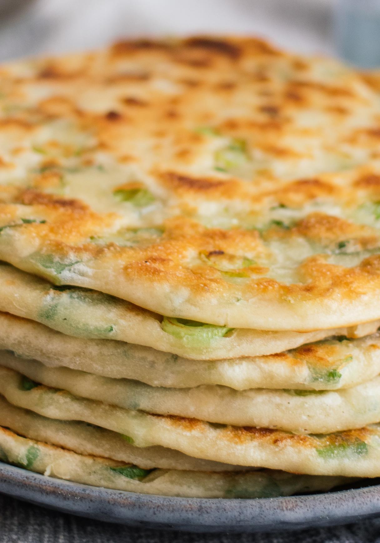 Herzhafte Pfannkuchen mit Frühlingszwiebeln