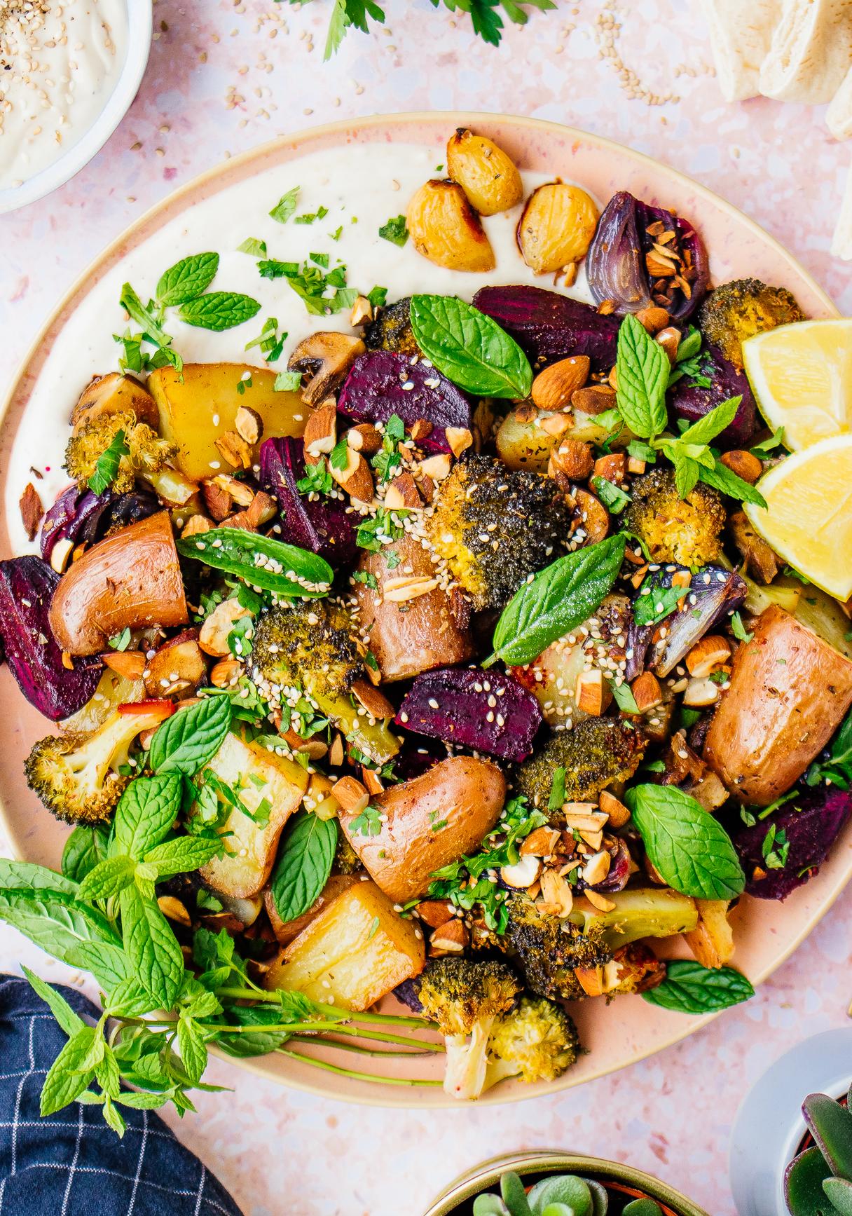 Ofengemüse mit veganer Tahin-Joghurt-Creme und gerösteten Mandeln