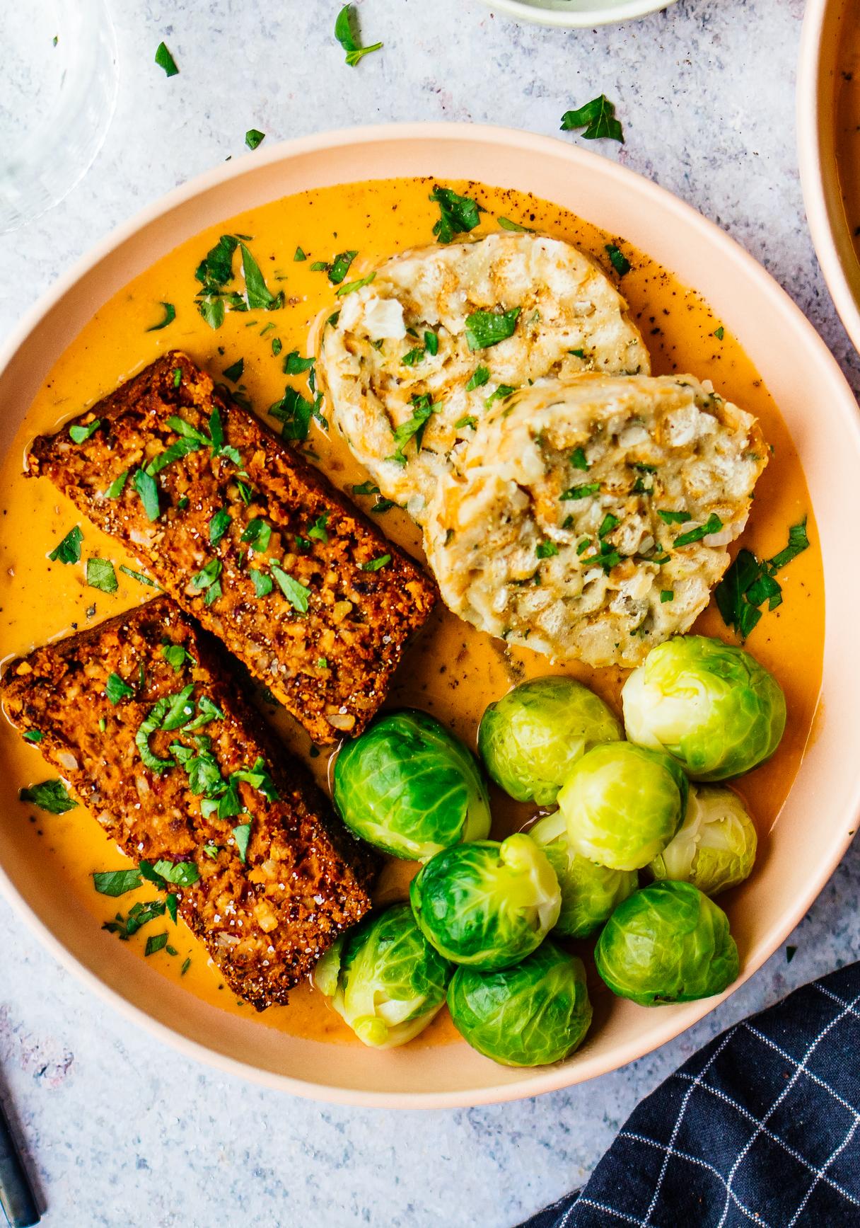 Veganer Nussbraten mit Serviettenknödeln und Zwiebel-Sahne-Soße