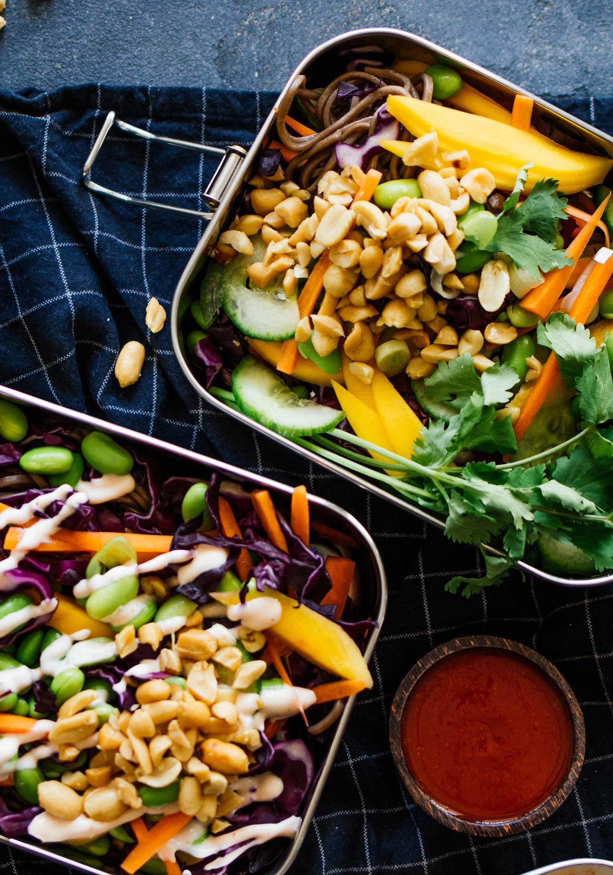Veganer Thai-Salat mit Sriracha-Mayo