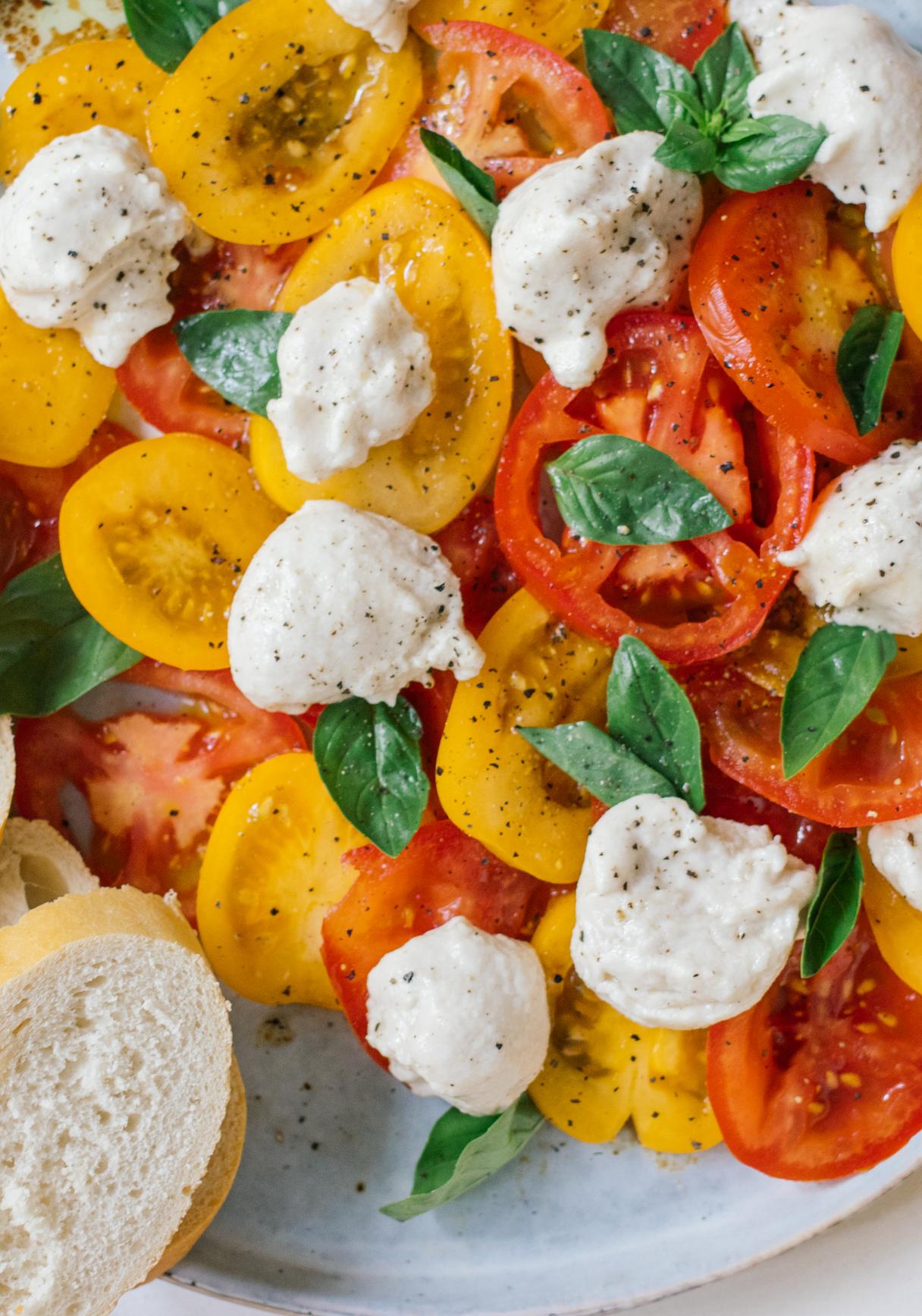 Caprese-Salat mit veganem Cashew-Mozzarella