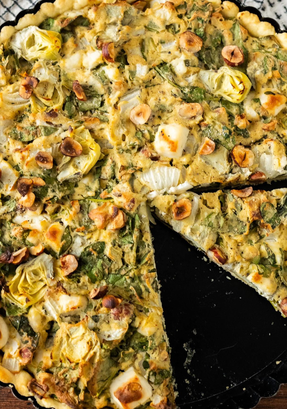 Vegane Quiche mit „Feta“, Spinat und Artischocken