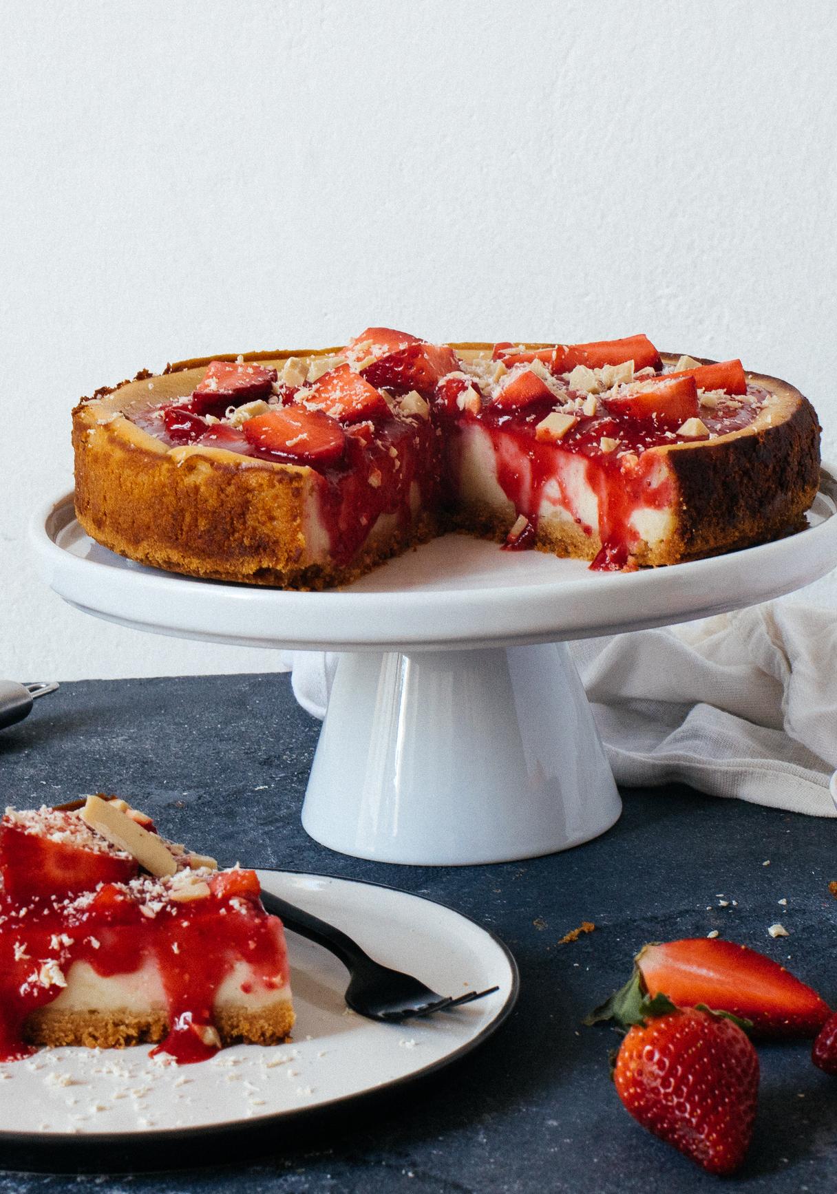 Vegan New York Cheesecake with strawberries & white chocolate