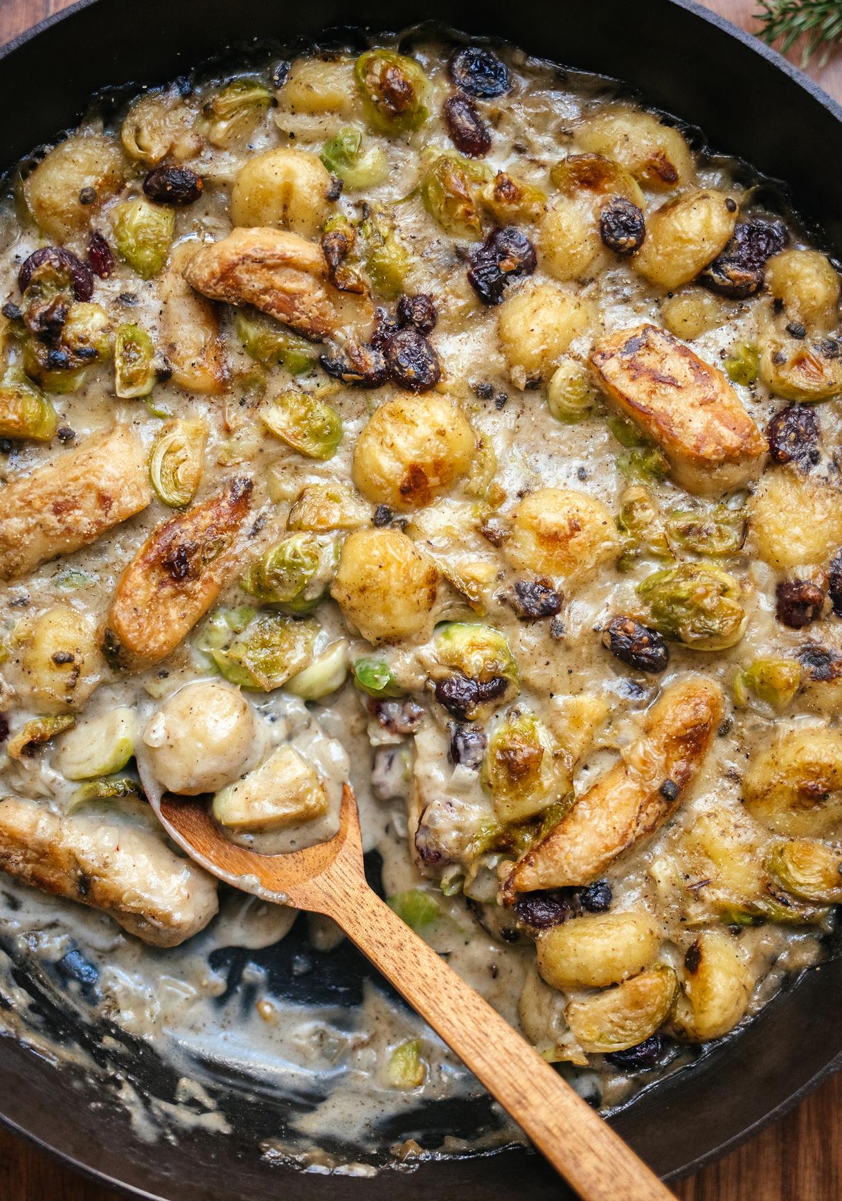 Gnocchi-Pfanne mit Rosenkohl und veganen Filets