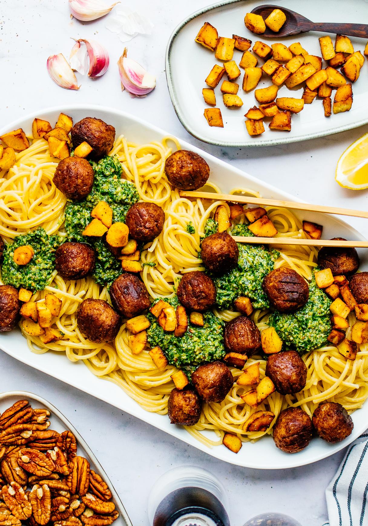 Spaghetti mit Rucola-Pesto, pflanzlichen Bällchen & knusprigen Pastinakenstückchen
