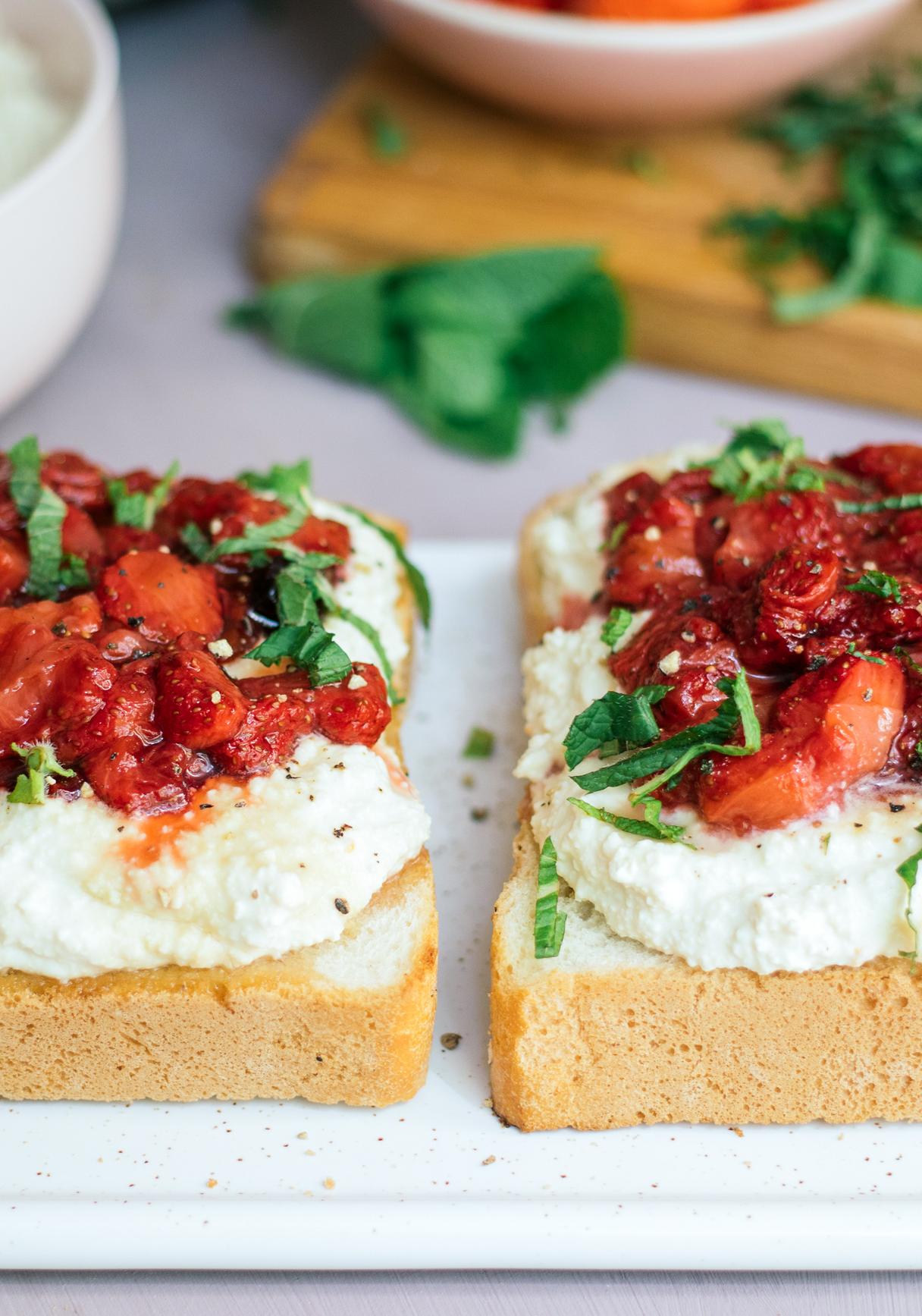 Frühstückstoasts mit veganem Ricotta und gebackenen Erdbeeren