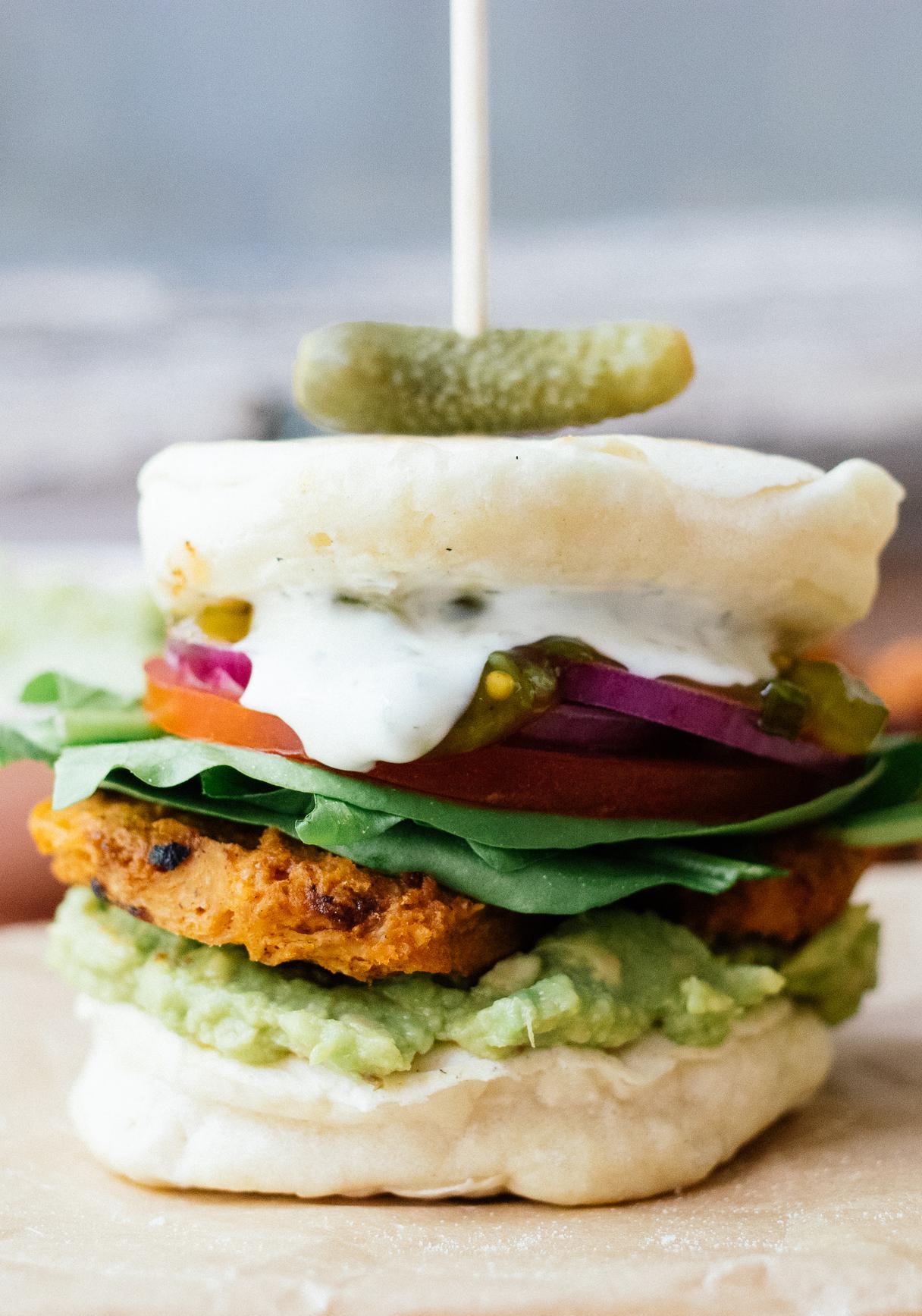 Vegane Pancake-Burger mit Sojasteaks