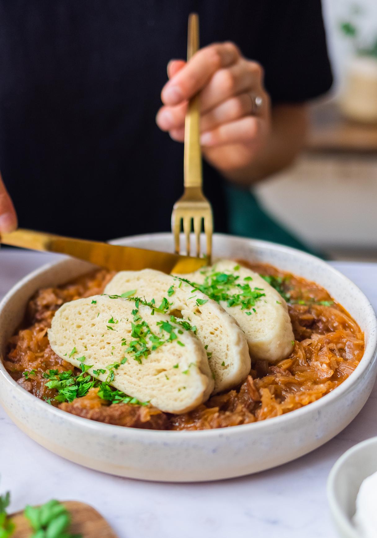 Vegane Böhmische Knödel mit Szegediner Gulasch