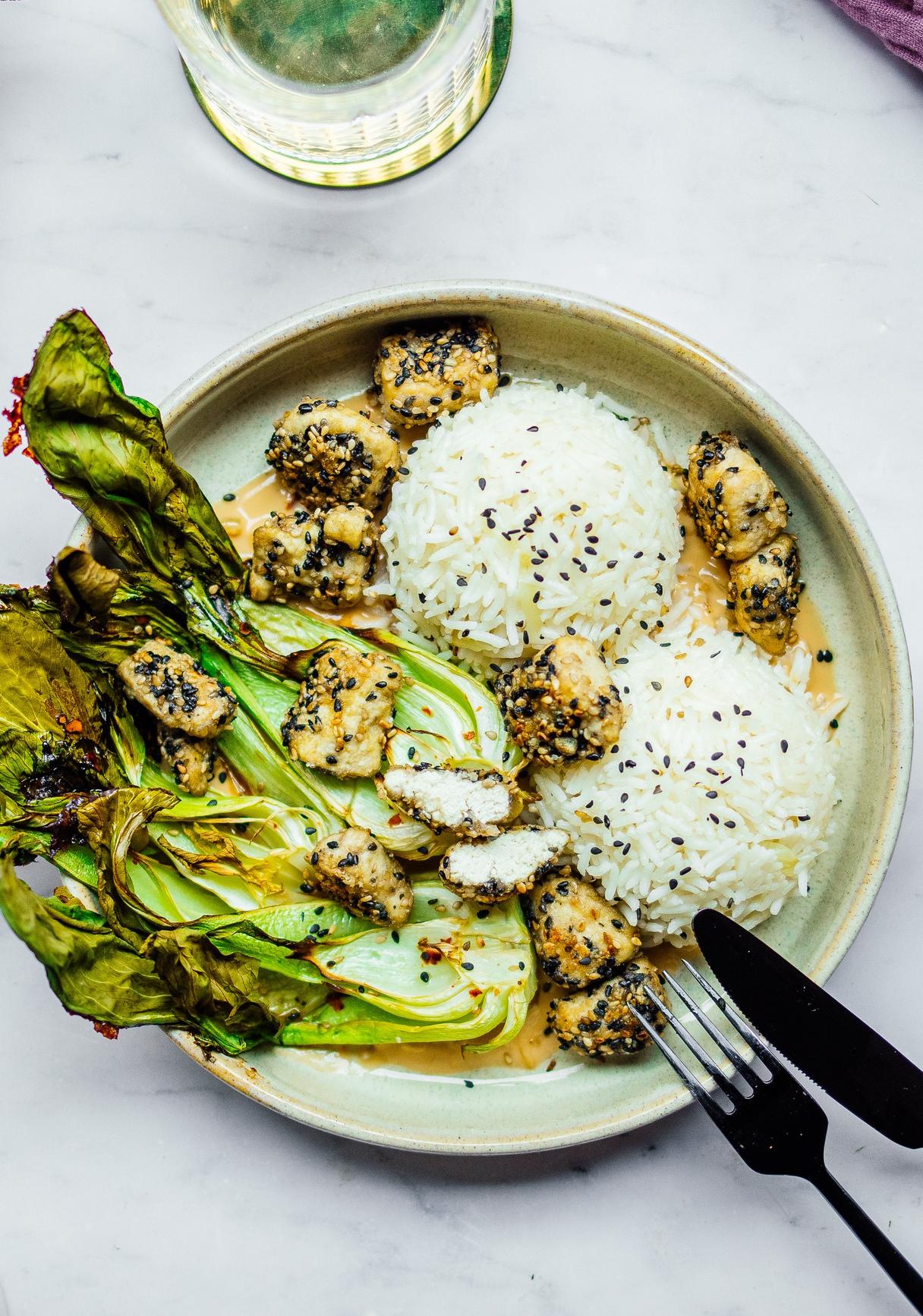 Knusprige Tofustückchen mit Knoblauch-Reis und Pak Choi