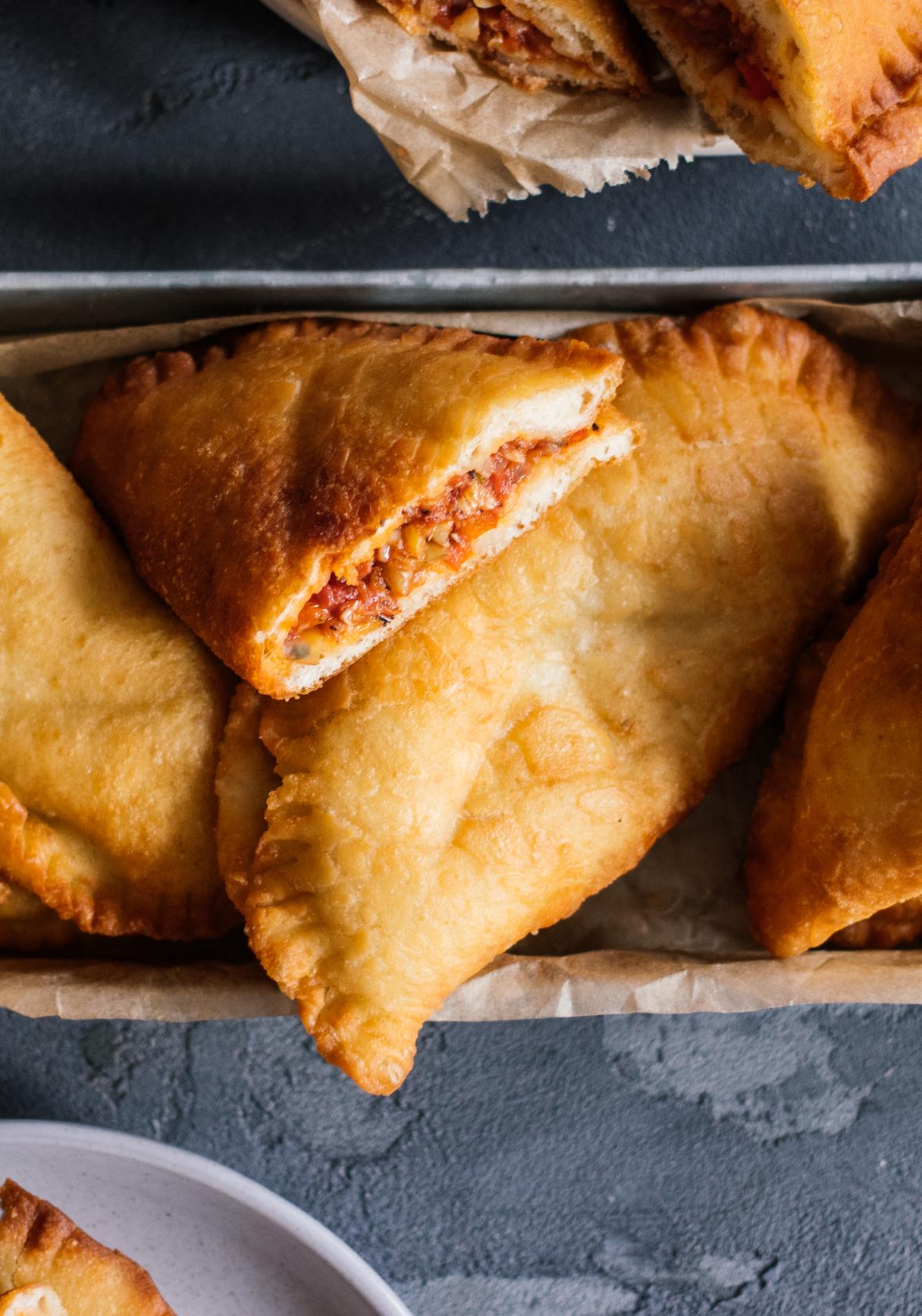Vegane Panzerotti (frittierte Teigtaschen) mit Gemüsefüllung
