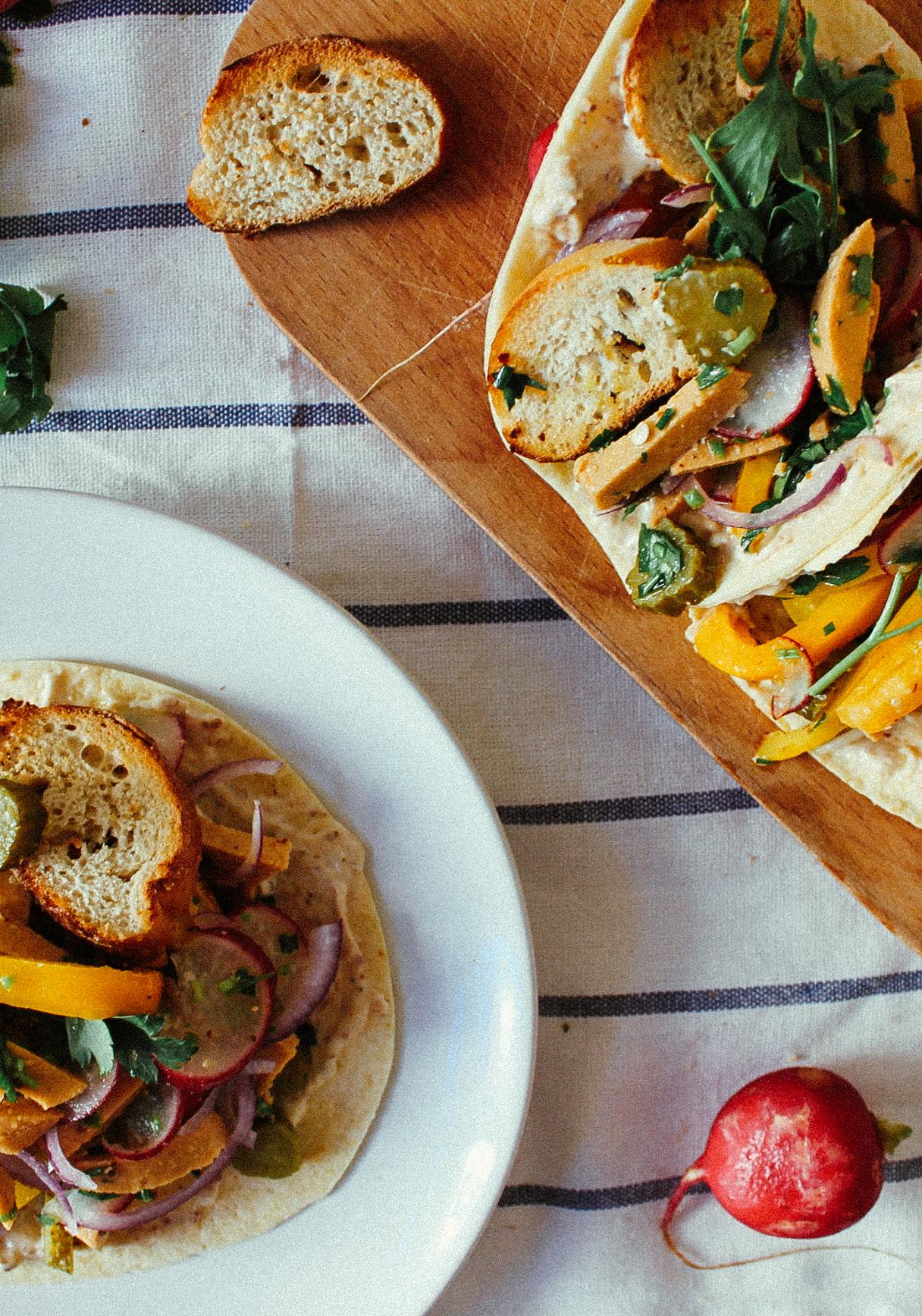 Oktoberfest Taco mit veganem Wurstsalat