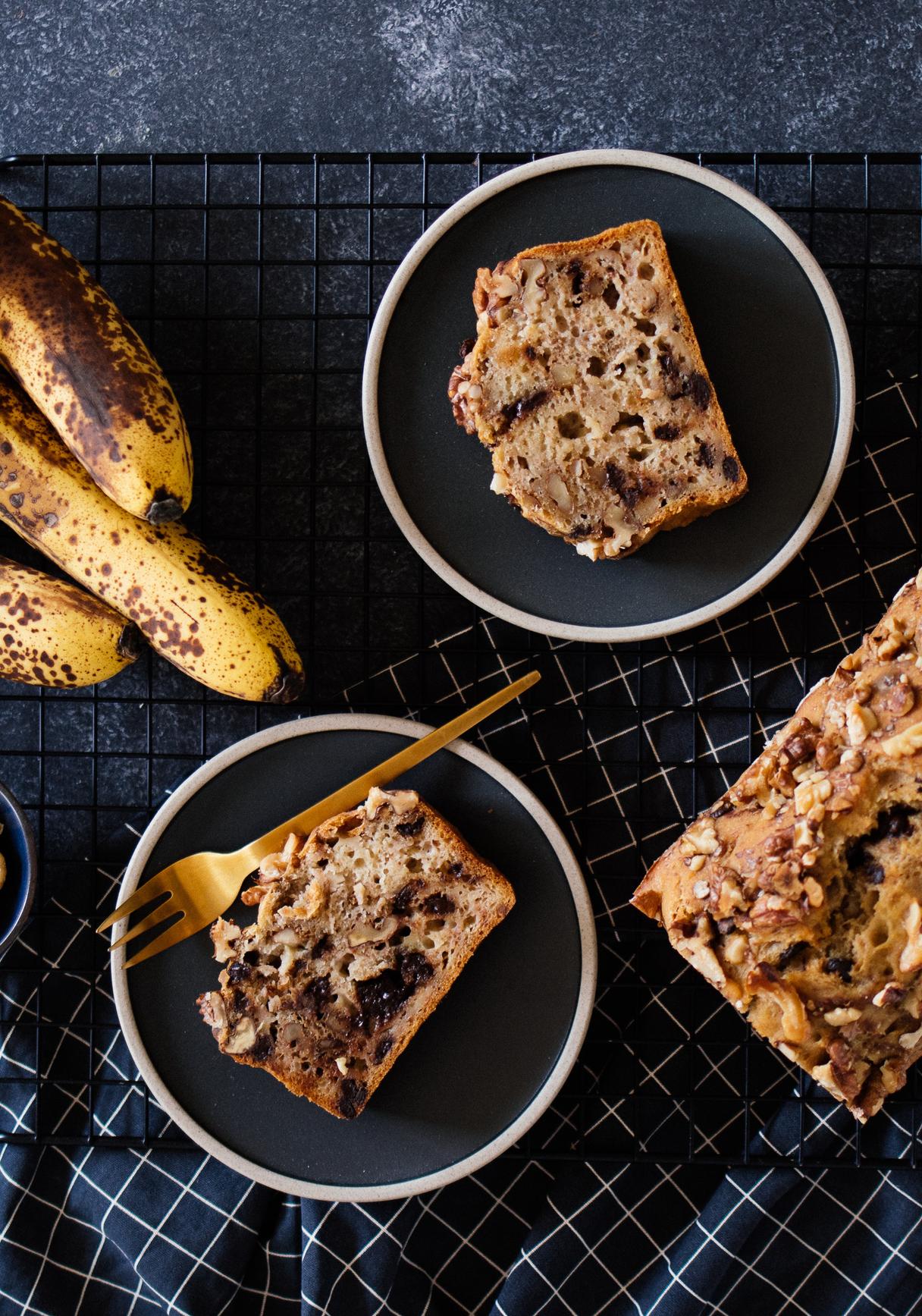 Veganes, simples Bananenbrot mit Walnüssen & Schokolade