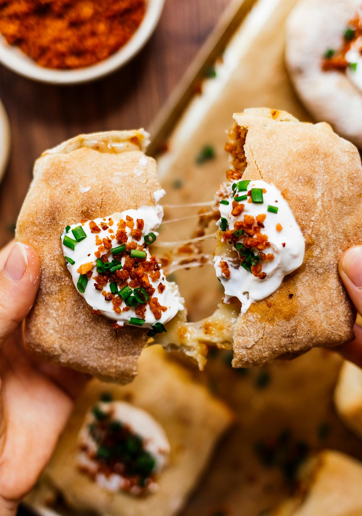 Veganes Handbrot mit Schinken und Käse