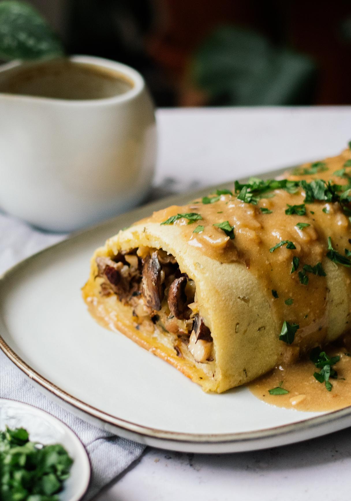 Vegane Kartoffelrolle mit Pilz-Nuss-Füllung und Rahmsoße