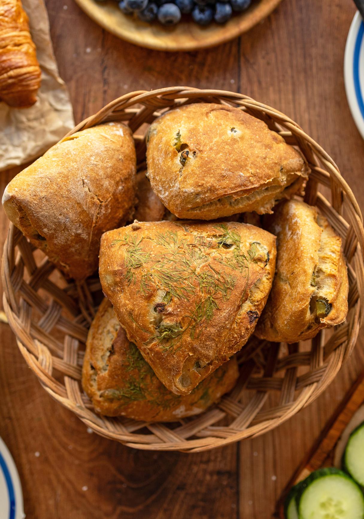 Selbstgebackene Sonntagsbrötchen mit Gewürzgurken und Dill