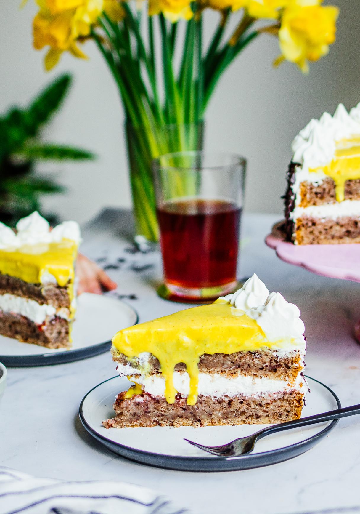 Vegane Eierlikörtorte mit Haselnussböden
