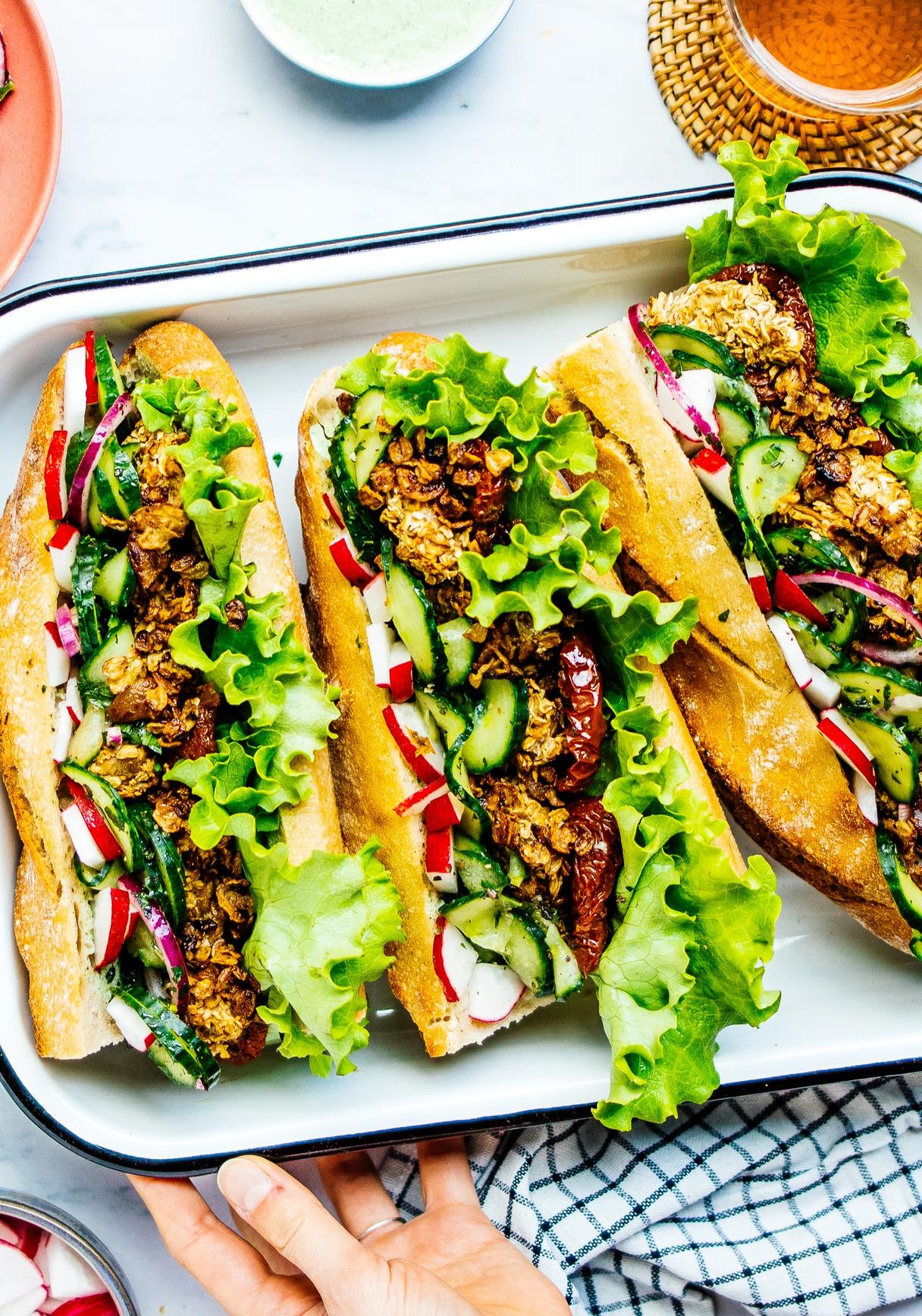 Veganes „Chicken“-Sandwich mit Gurke-Minz-Salat