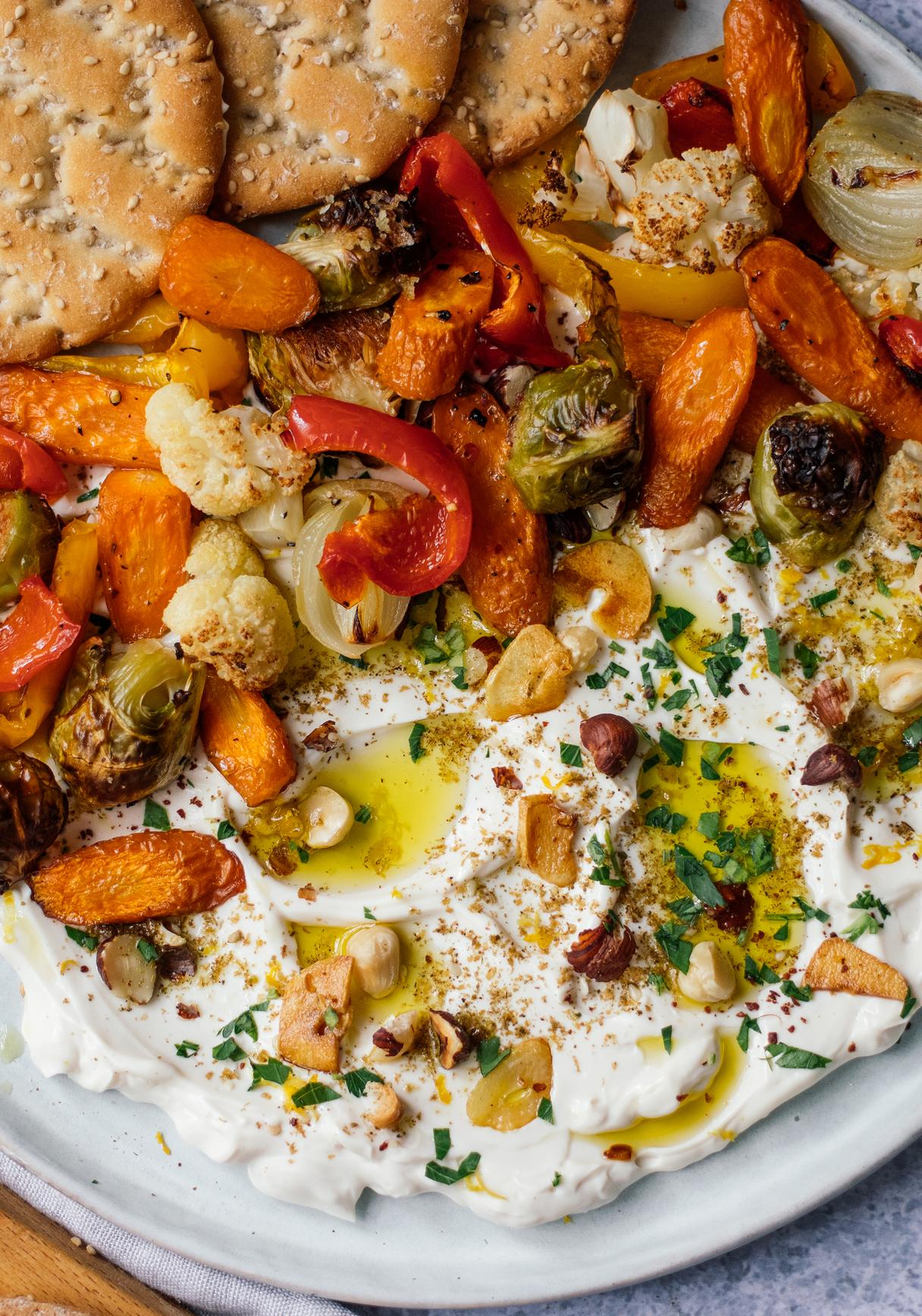 Herbstliches Ofengemüse mit veganem Labneh