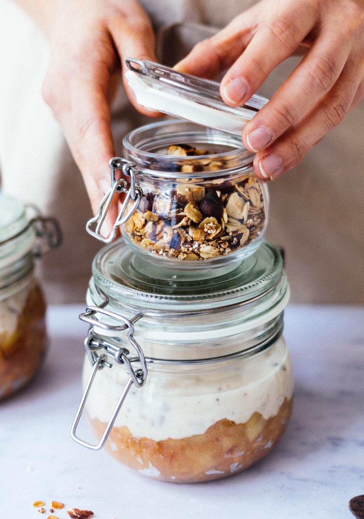 Veganer Apple Crumble Joghurt (als Frühstück to go)