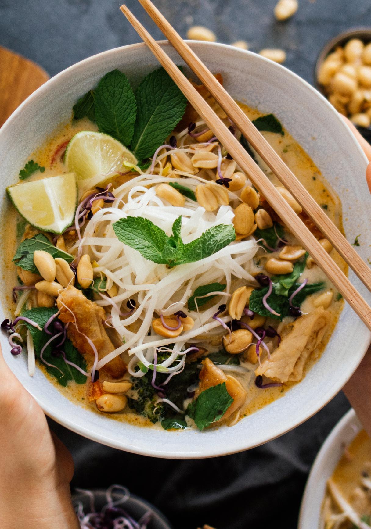 Vegane Thai-Kokos-Suppe mit „Hühnchen“