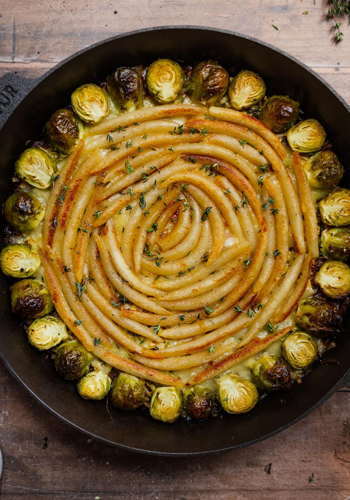 Veganer Schupfnudel-Auflauf mit Rosenkohl & „Hack“