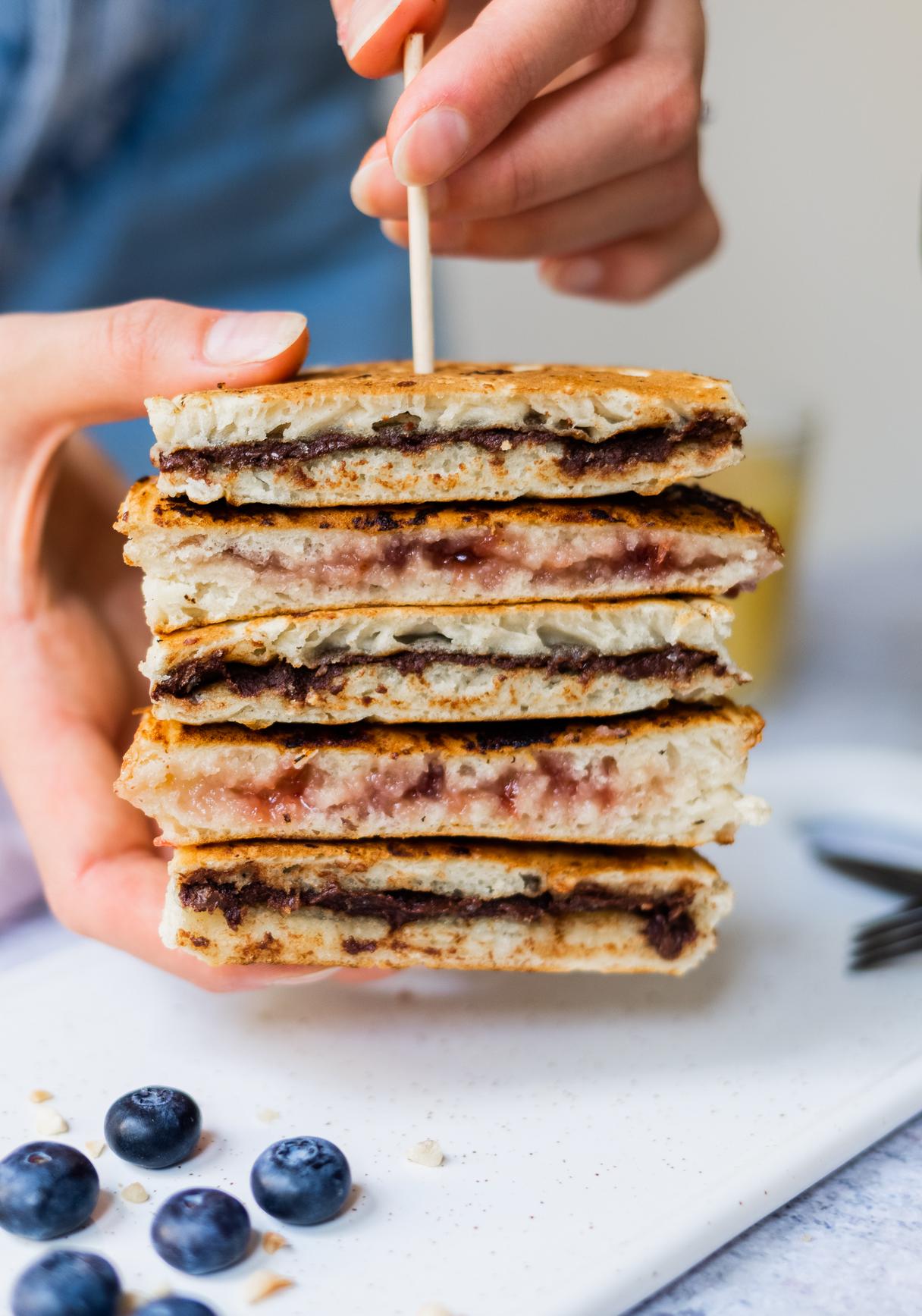 Vegane gefüllte Pancakes mit Schokolade und Marmelade
