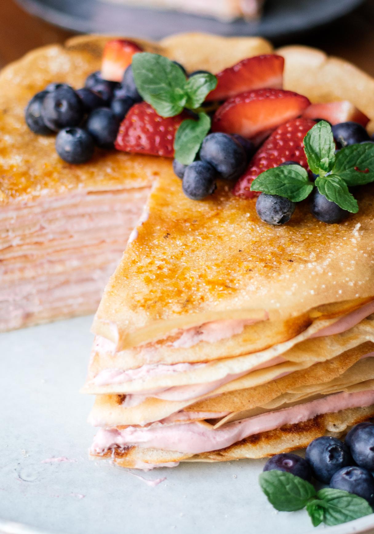 Vegane Crêpe-Torte mit Erdbeeren