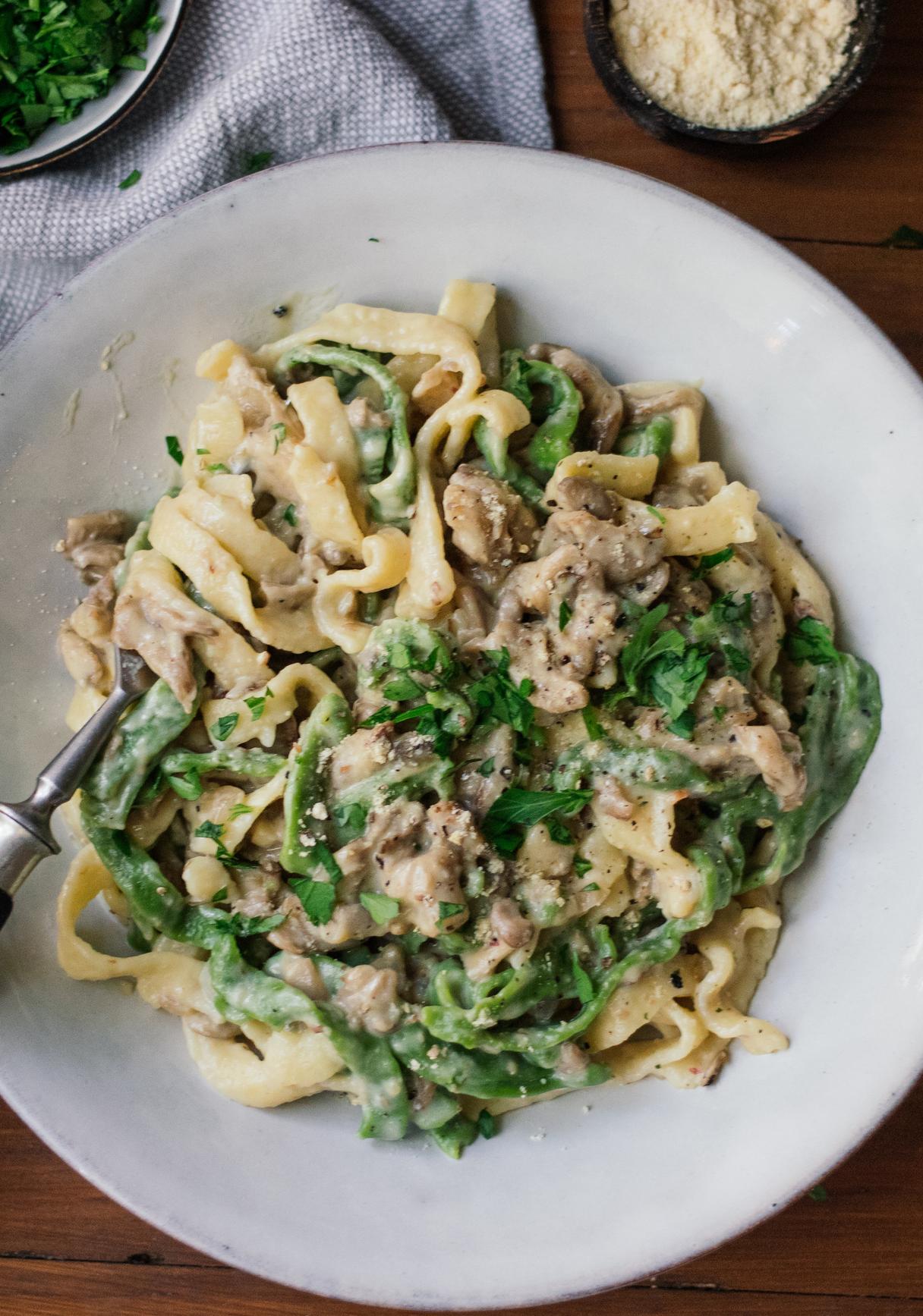 Selbstgemachte (Spinat-) Tagliatelle mit Pilz-Stroganoff