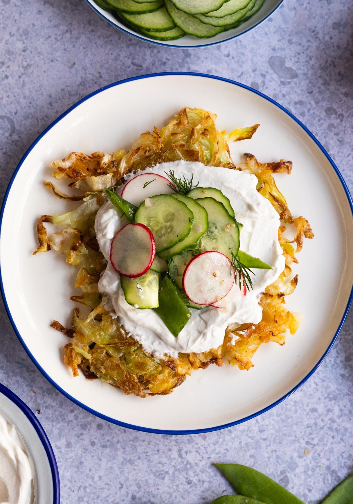 Spitzkohl-Rösti mit Sour-Cream und Radieschen-Gurken-Zuckerschoten-Salat