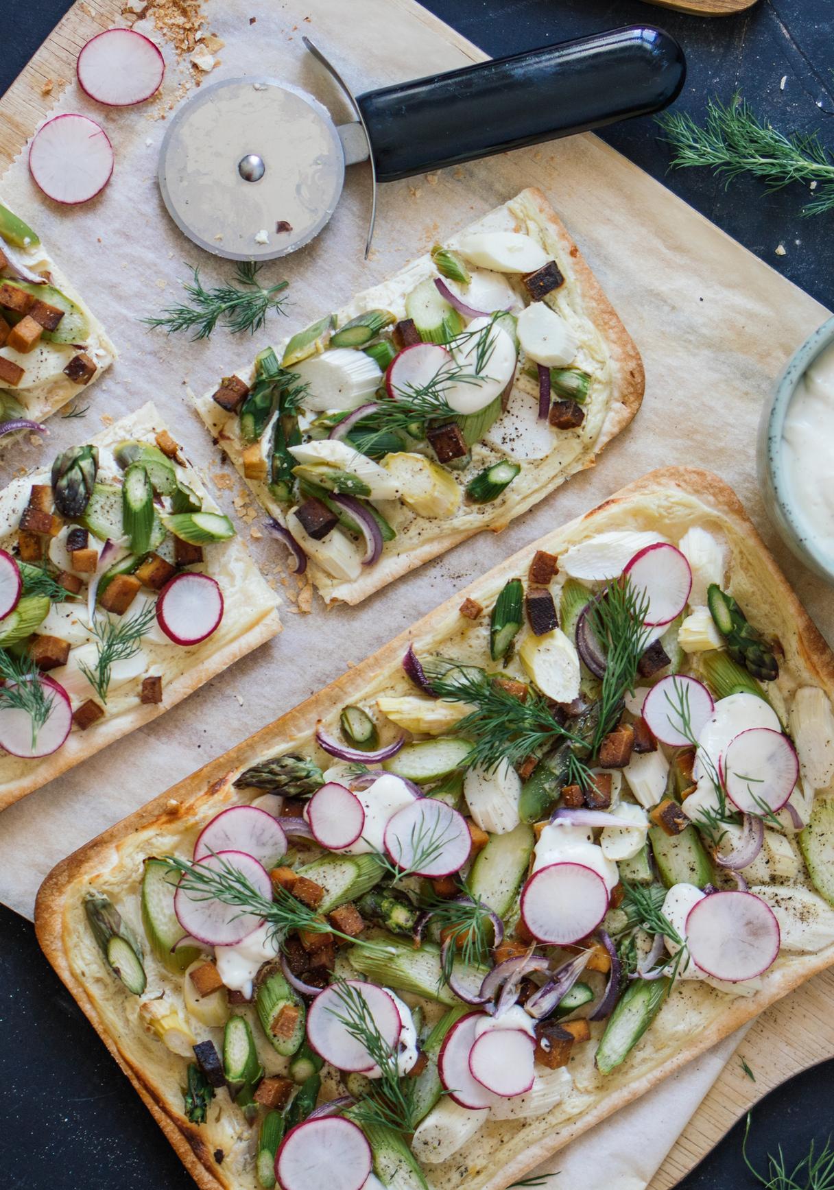 Tarte flambée with asparagus