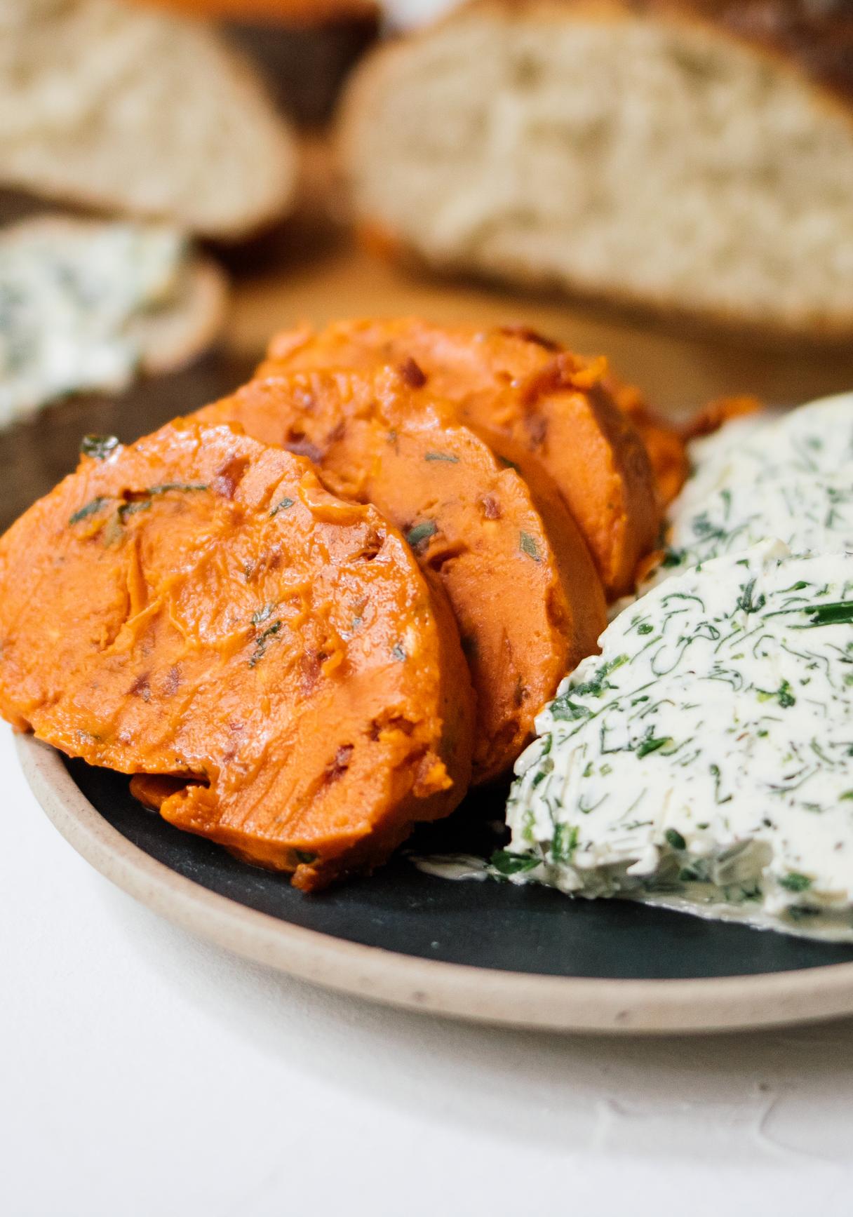 Vegane Kräuter- & Tomatenbutter
