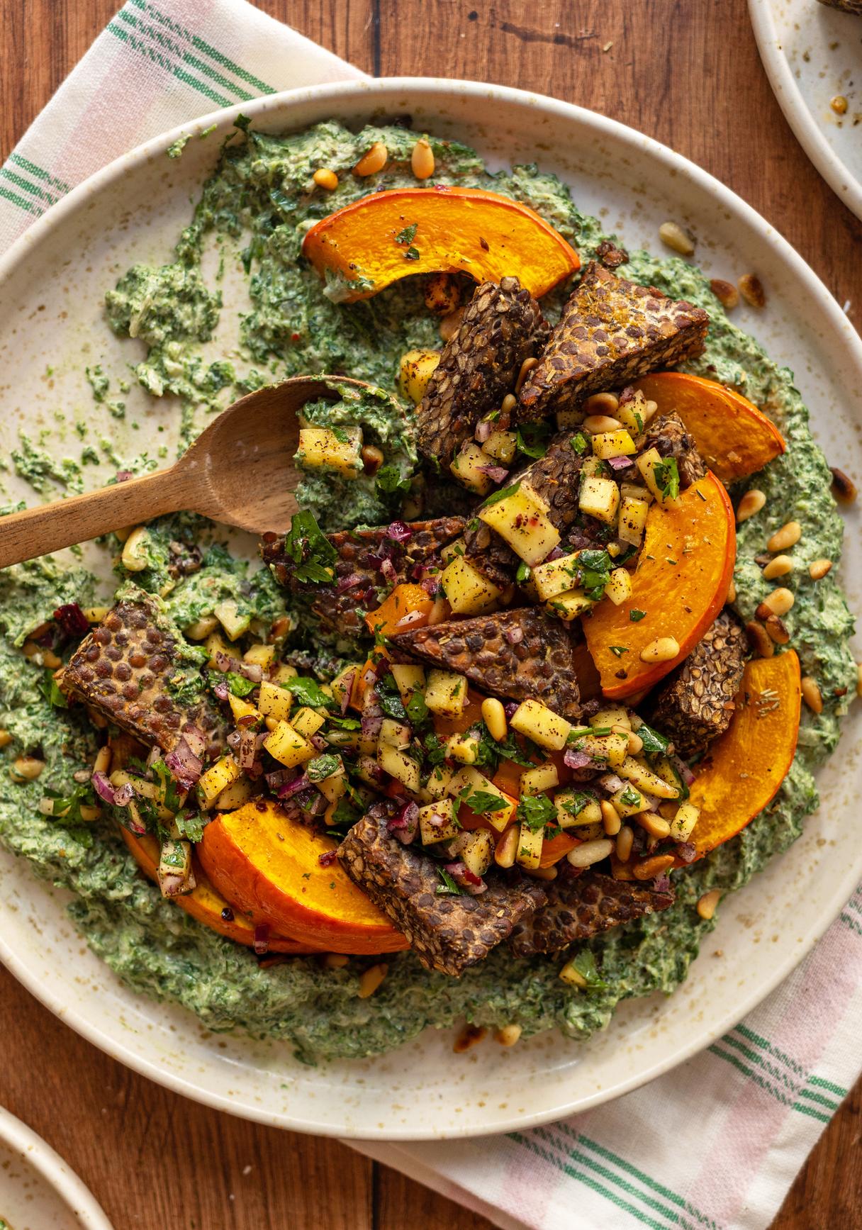 Kürbis und Tempeh aus dem Ofen mit würzigem Rahmspinat und Mango-Salsa