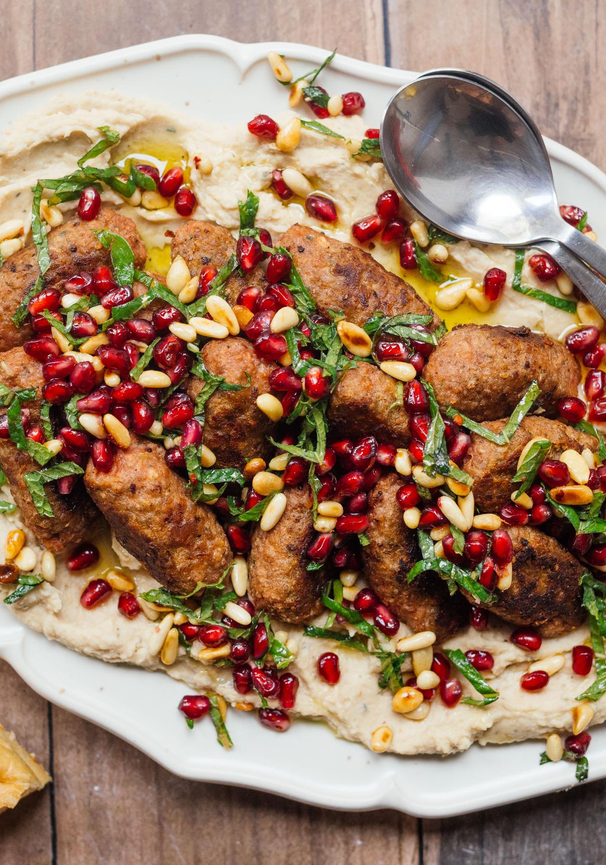 Vegane Köfte auf weißem Bohnenpüree