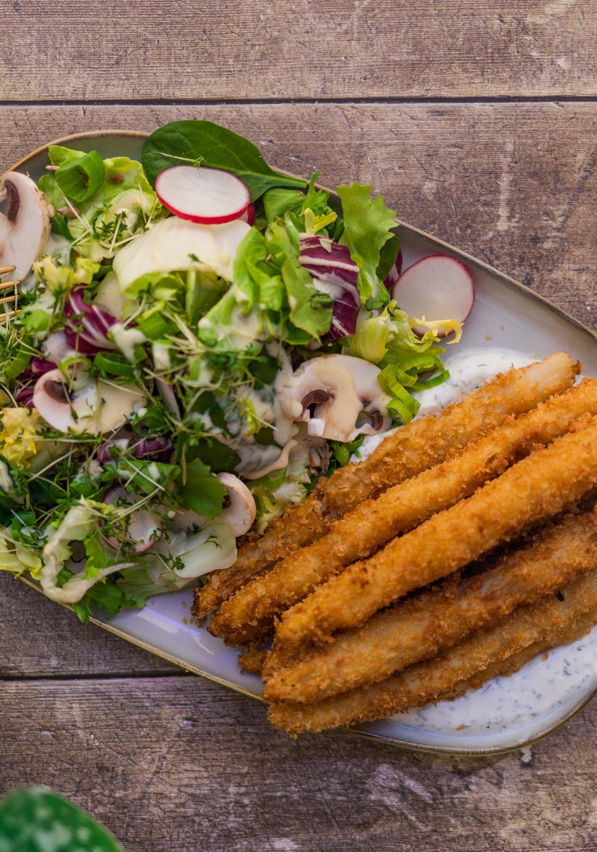 Frittierter Spargel mit Frühlingssalat und Sauce-Hollandaise-Dressing