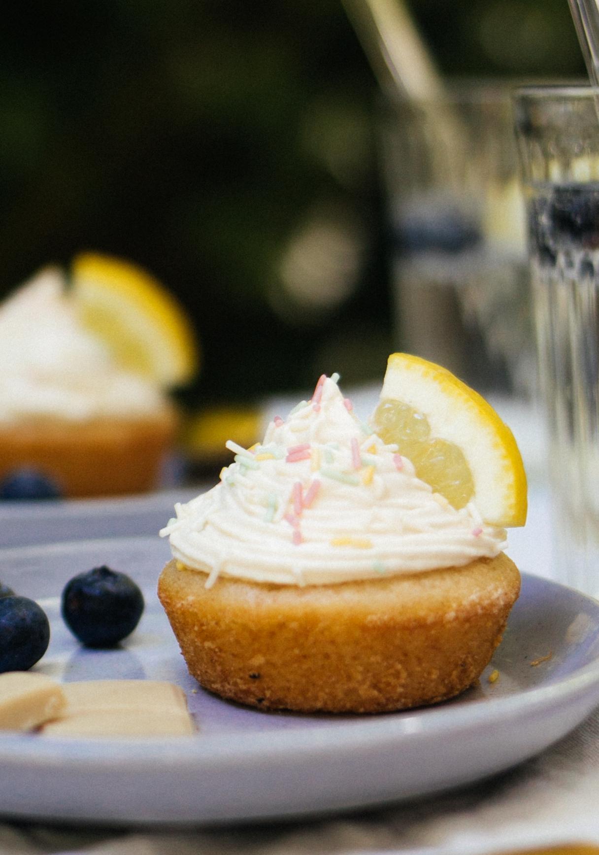 Vegane Zitronen-Cupcakes mit Weißer-Schokoladen-Buttercreme