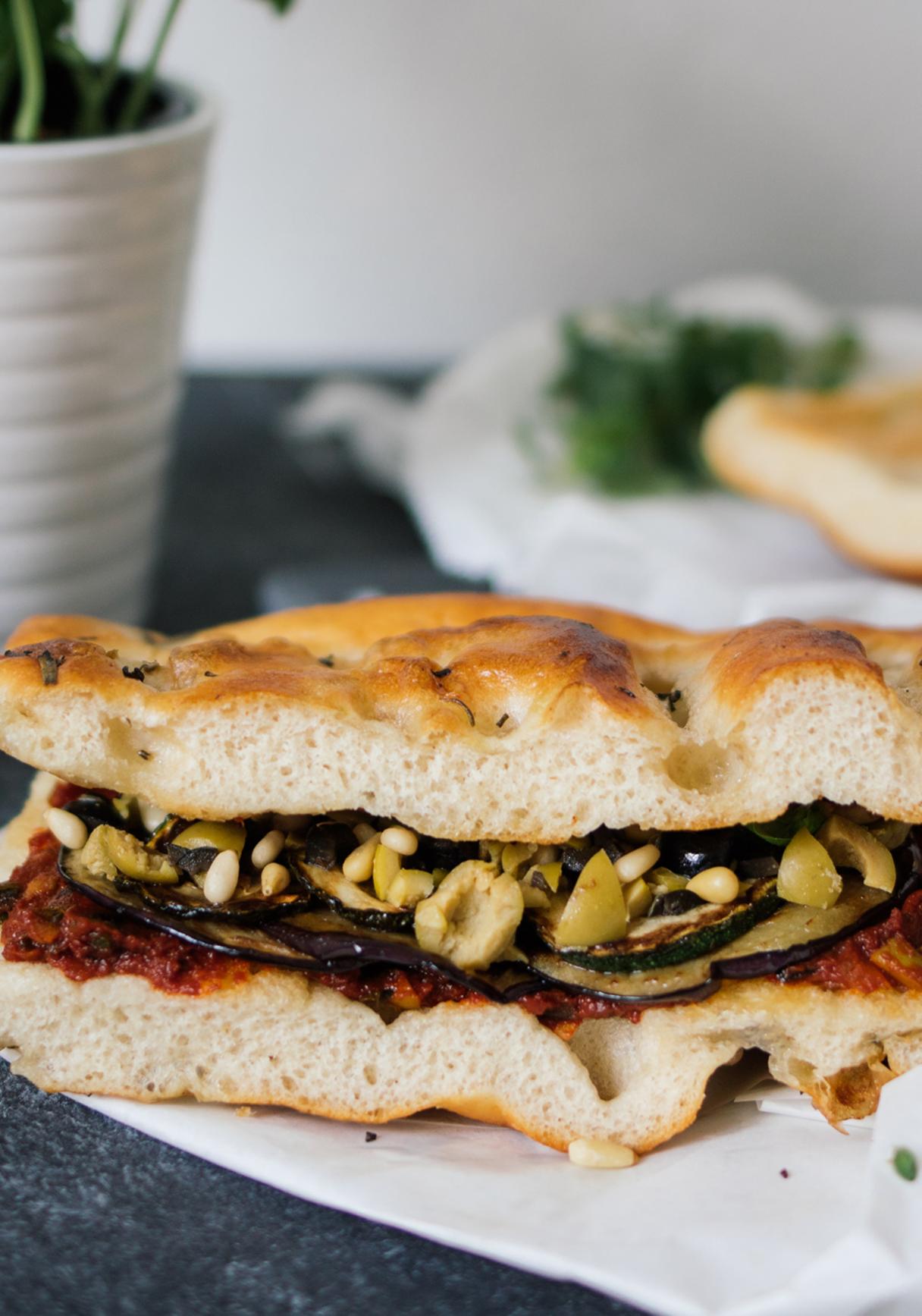 Veganes Focaccia Caponata Sandwich