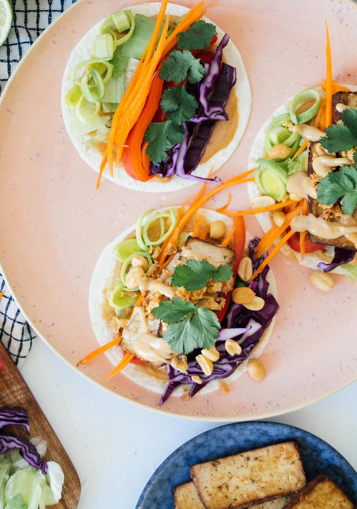 Vegane Thai Tacos mit Erdnusssauce