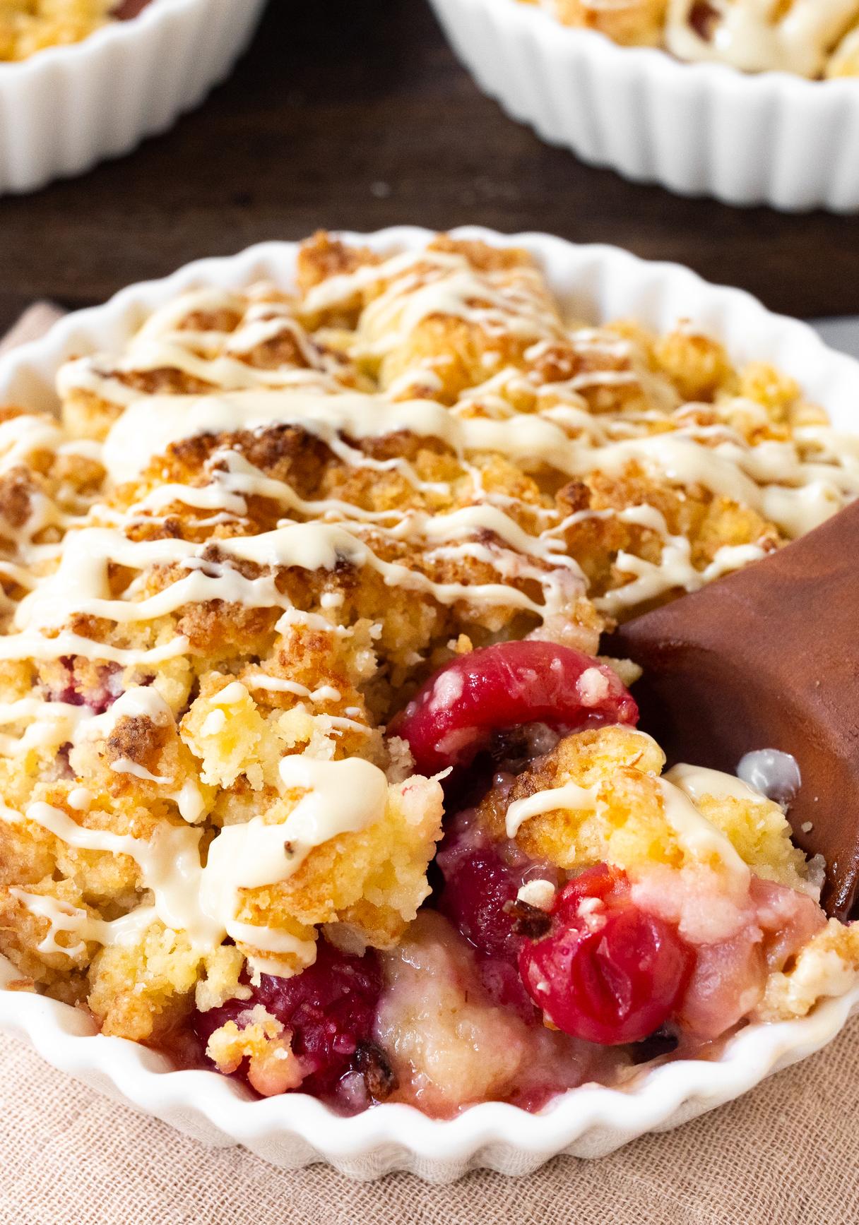 Veganer Stachelbeer-Crumble mit Kokosstreuseln