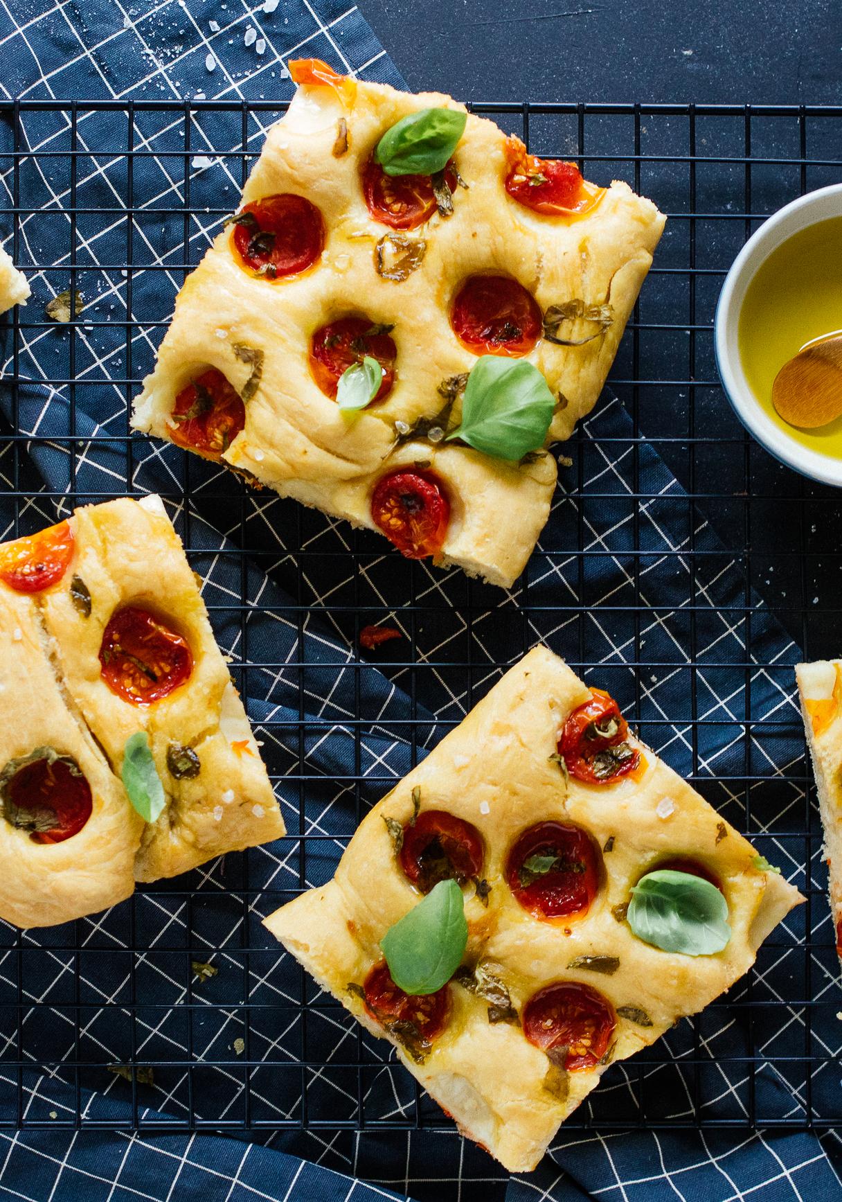 Vegane Focaccia mit Tomaten & Basilikum