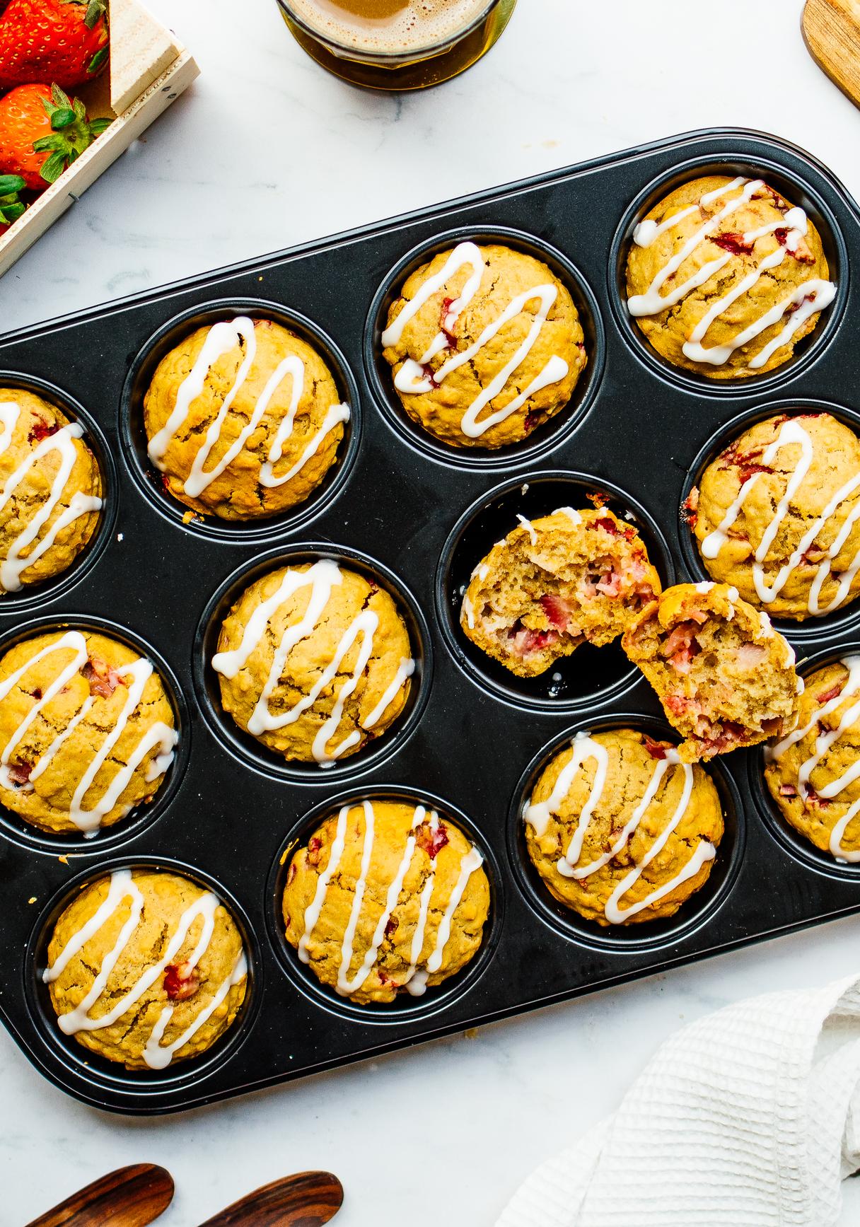 Vegane Frühstücksmuffins mit Erdbeeren