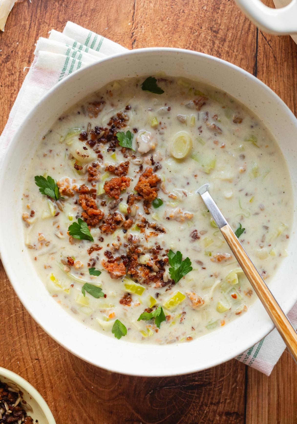 Vegane Käse-Lauch-Suppe mit „Hack"