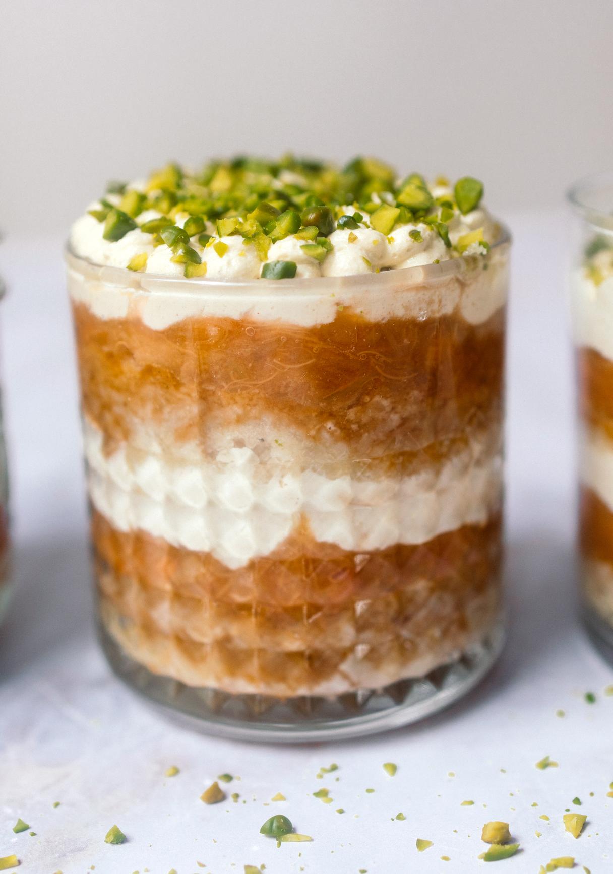 Veganes Rhabarber-Pistazien-Tiramisu im Glas